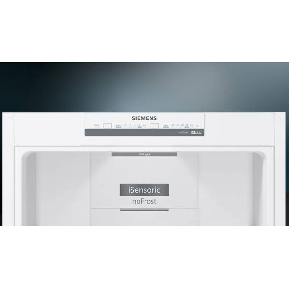 Interior de refrigerador blanco. Marca Siemens. Estantes, luz LED y una etiqueta, sin escarcha.