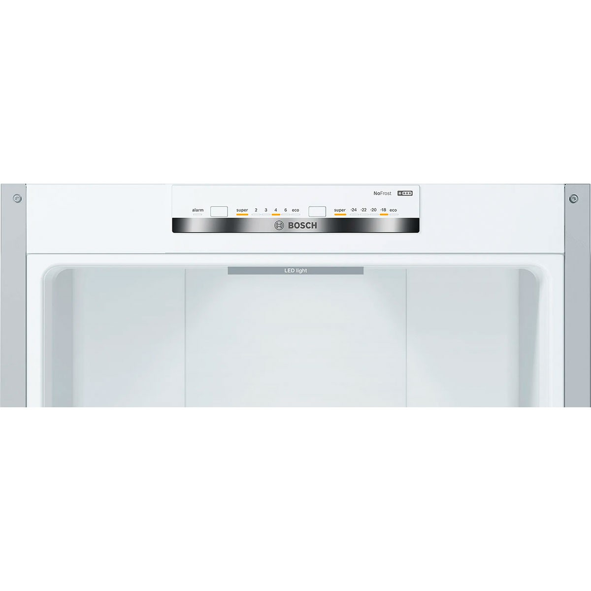 Interior de refrigerador blanco, que muestra el panel de control superior con botones y luz LED visible.