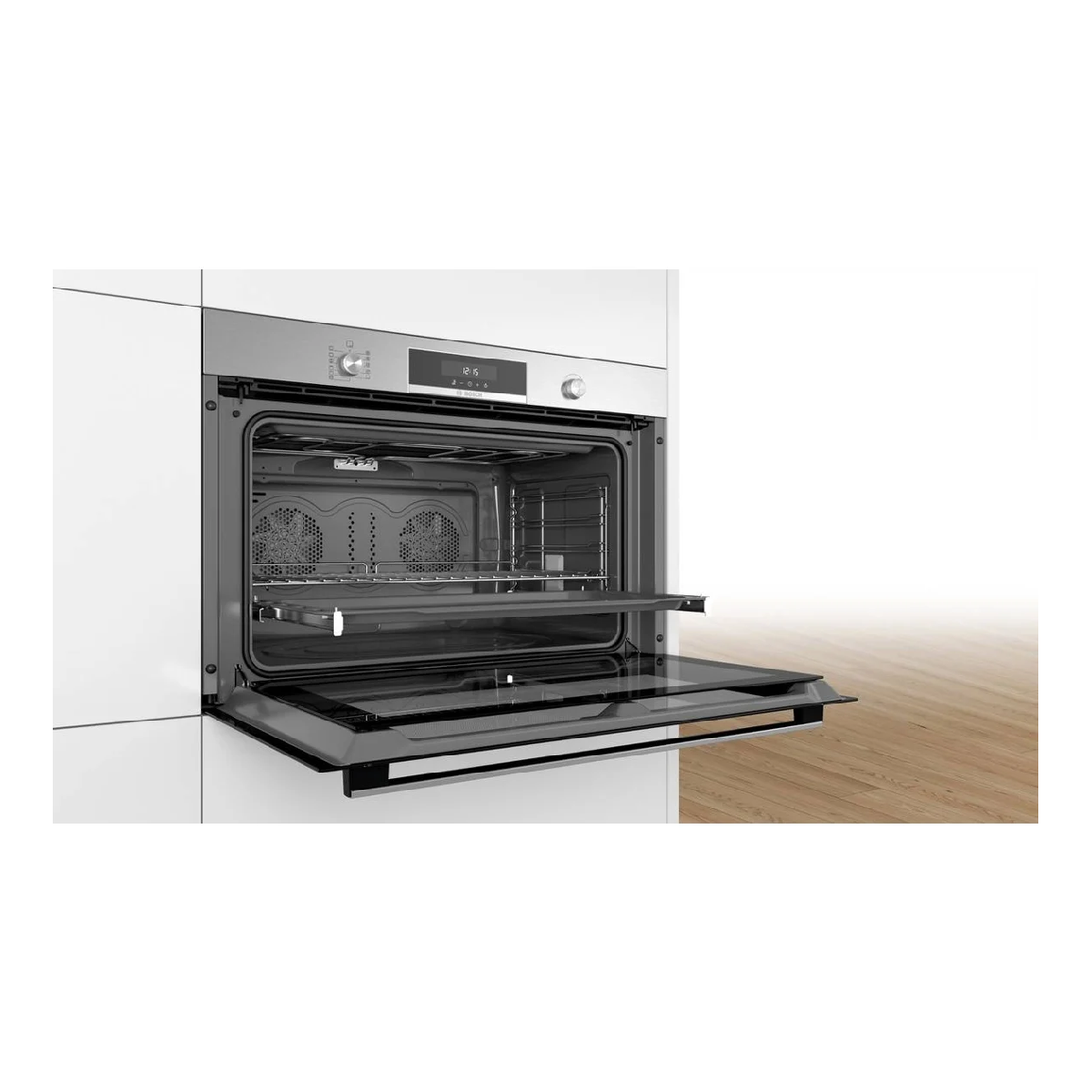 Forno aperto con porta a vetro, finitura in acciaio inox, ripiani interni, in una cucina bianca.