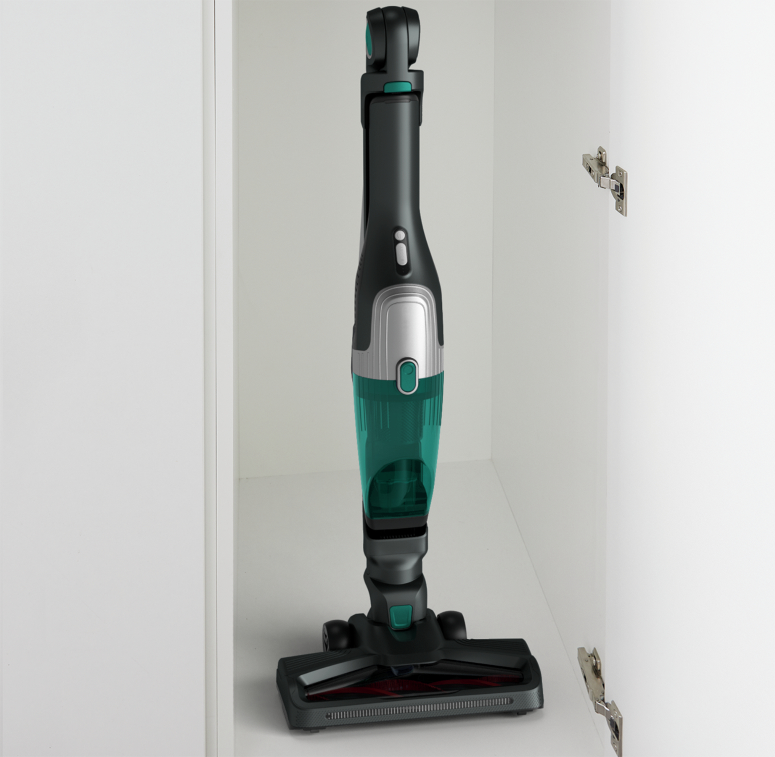Un aspirapolvere portatile nero e verde acqua all'interno di un armadio bianco aperto.