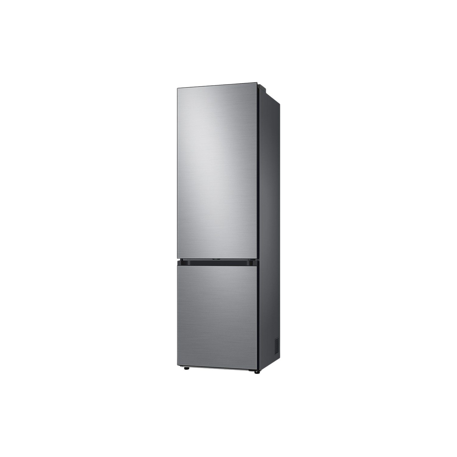 Un refrigerador plateado se alza sobre un fondo negro. Tiene dos puertas.