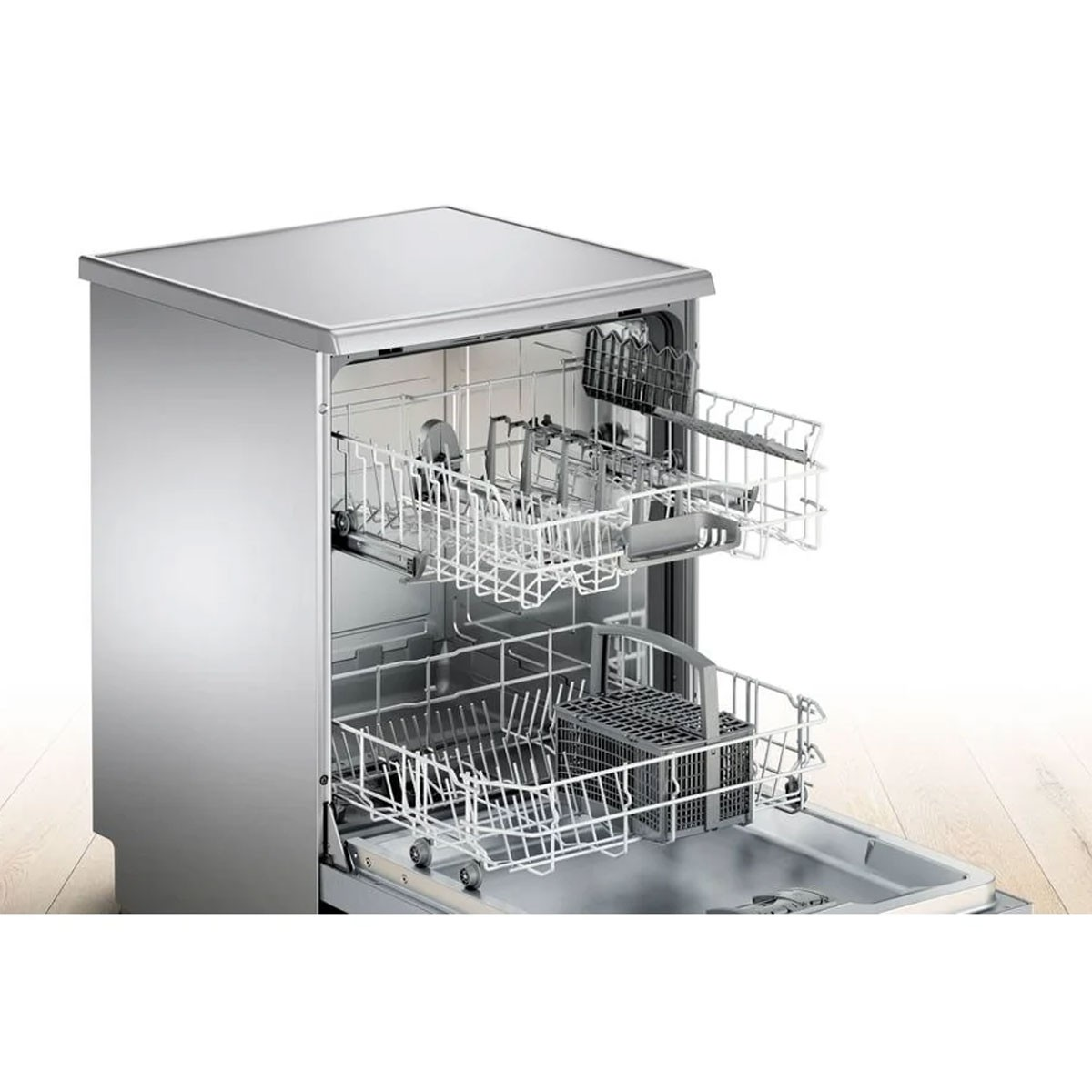 Zmywarka ze stali nierdzewnej z otwartymi drzwiami, widoczne kosze, białe tło.
