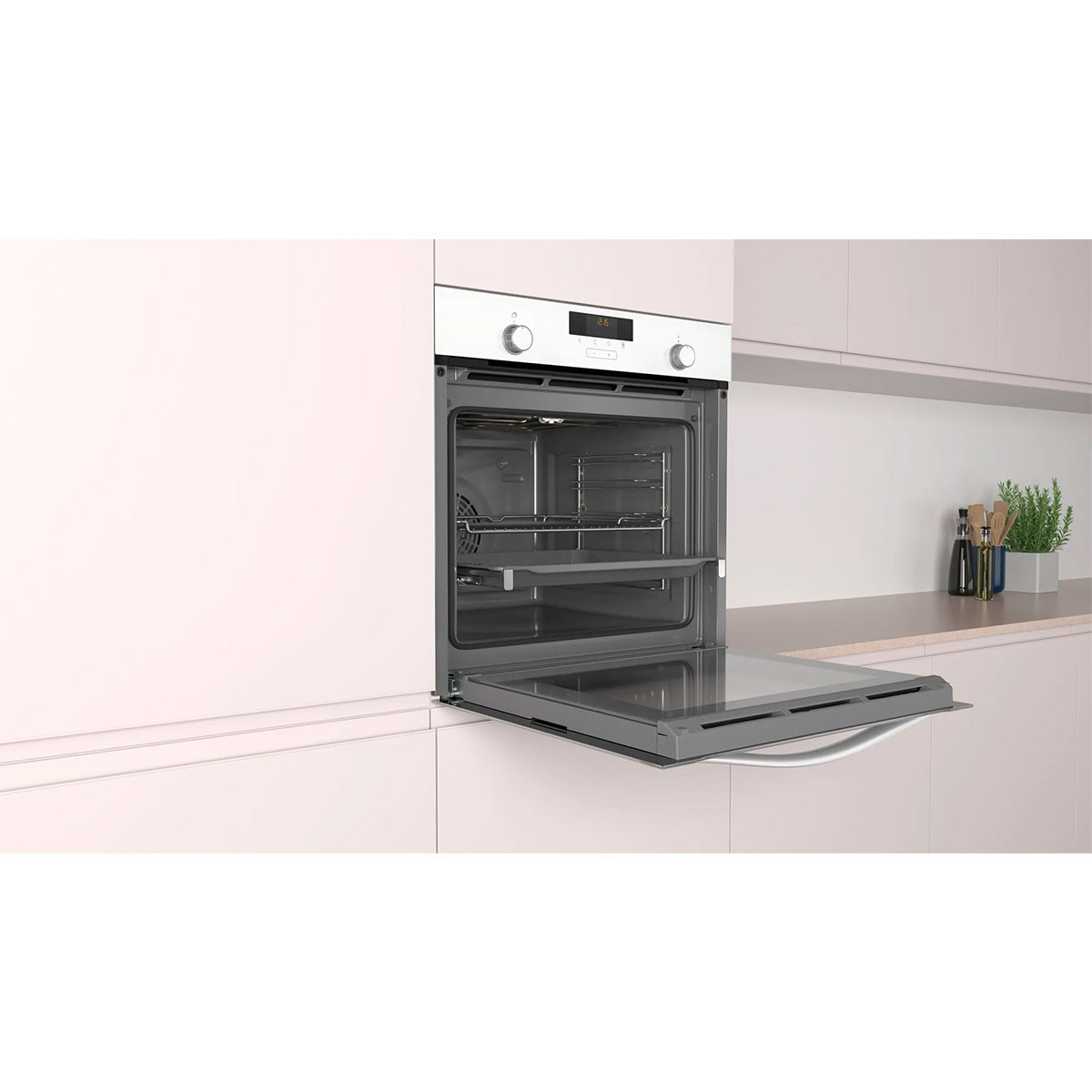 Horno con la puerta abierta. Interior visible con rejillas. Horno blanco con gabinetes blancos.