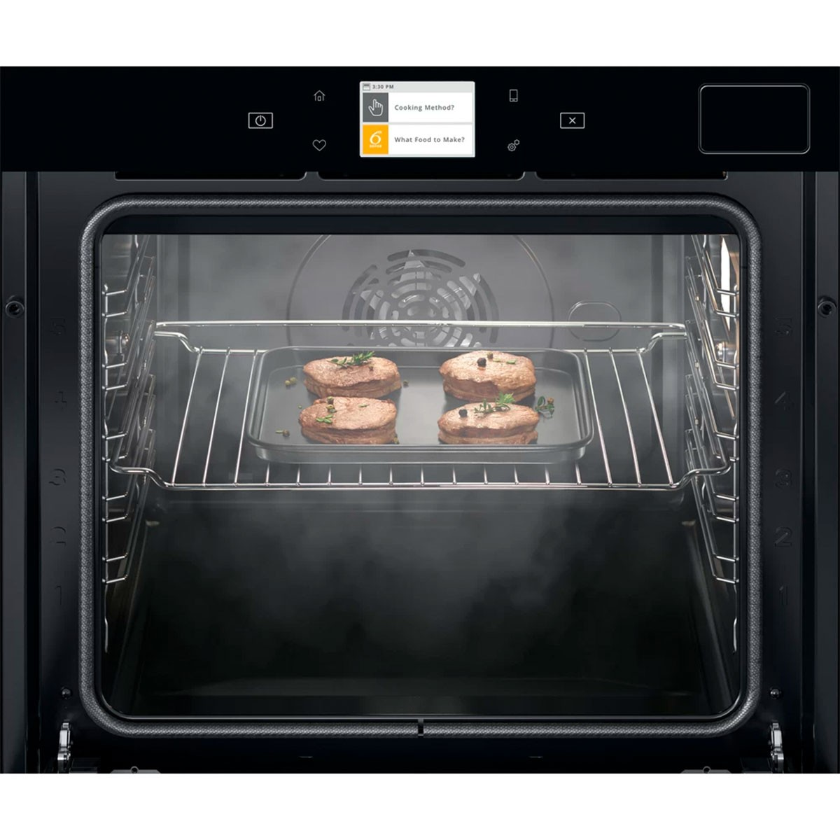 Vista interior de un horno con comida en una bandeja. El horno es negro.