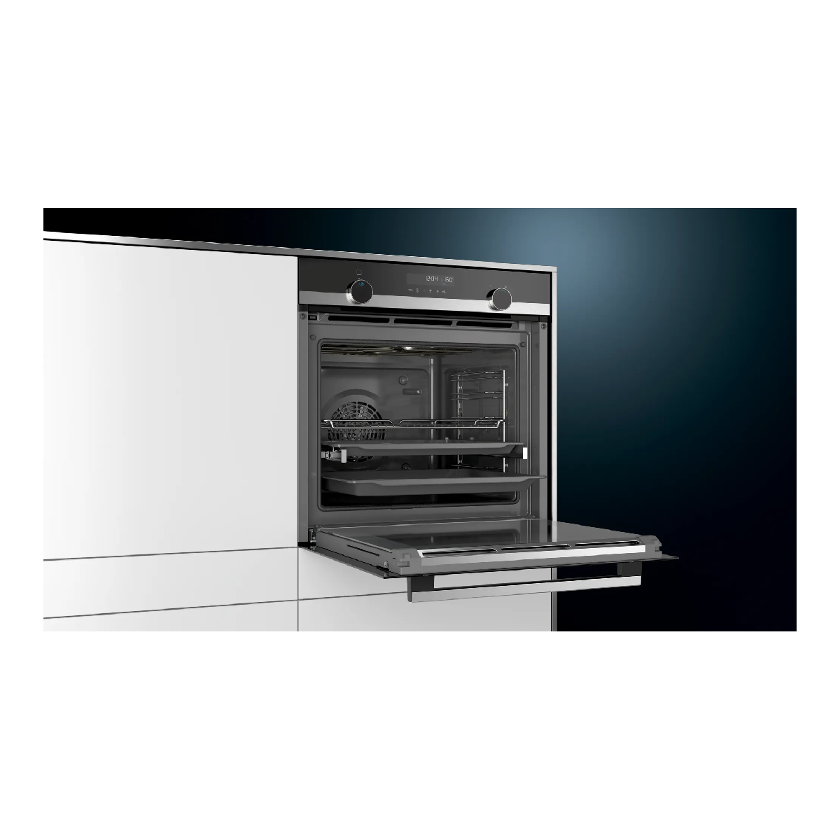 Un horno abierto con bandejas dentro, en una cocina blanca, con un fondo oscuro.