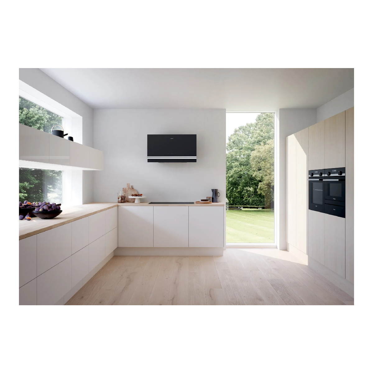 Cocina moderna con gabinetes blancos, pisos de madera y una ventana con jardín verde.
