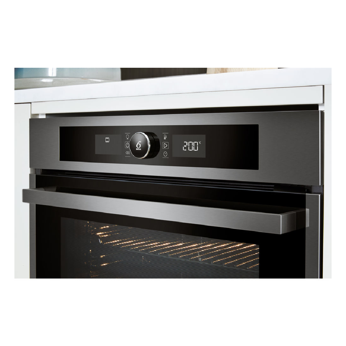 Horno empotrado con pantalla que muestra ajustes y manija de puerta.