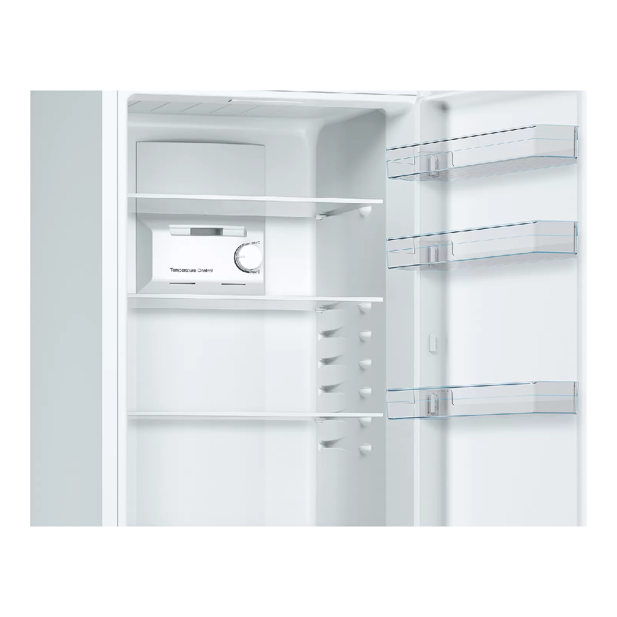 Interior blanco de un refrigerador. Estantes y control de temperatura visibles.