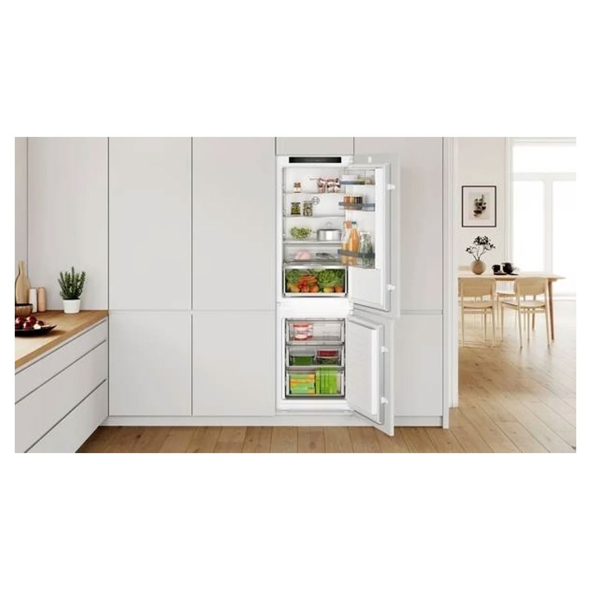 Weißer Einbaukühlschrank mit offenen Türen, der Regale mit Lebensmitteln und einen hellen Innenraum zeigt.