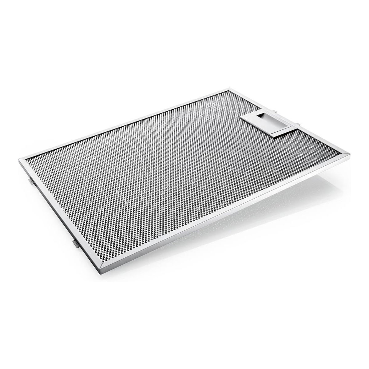 Filtro de campana extractora de metal plateado, forma rectangular, con asa pequeña a la derecha.