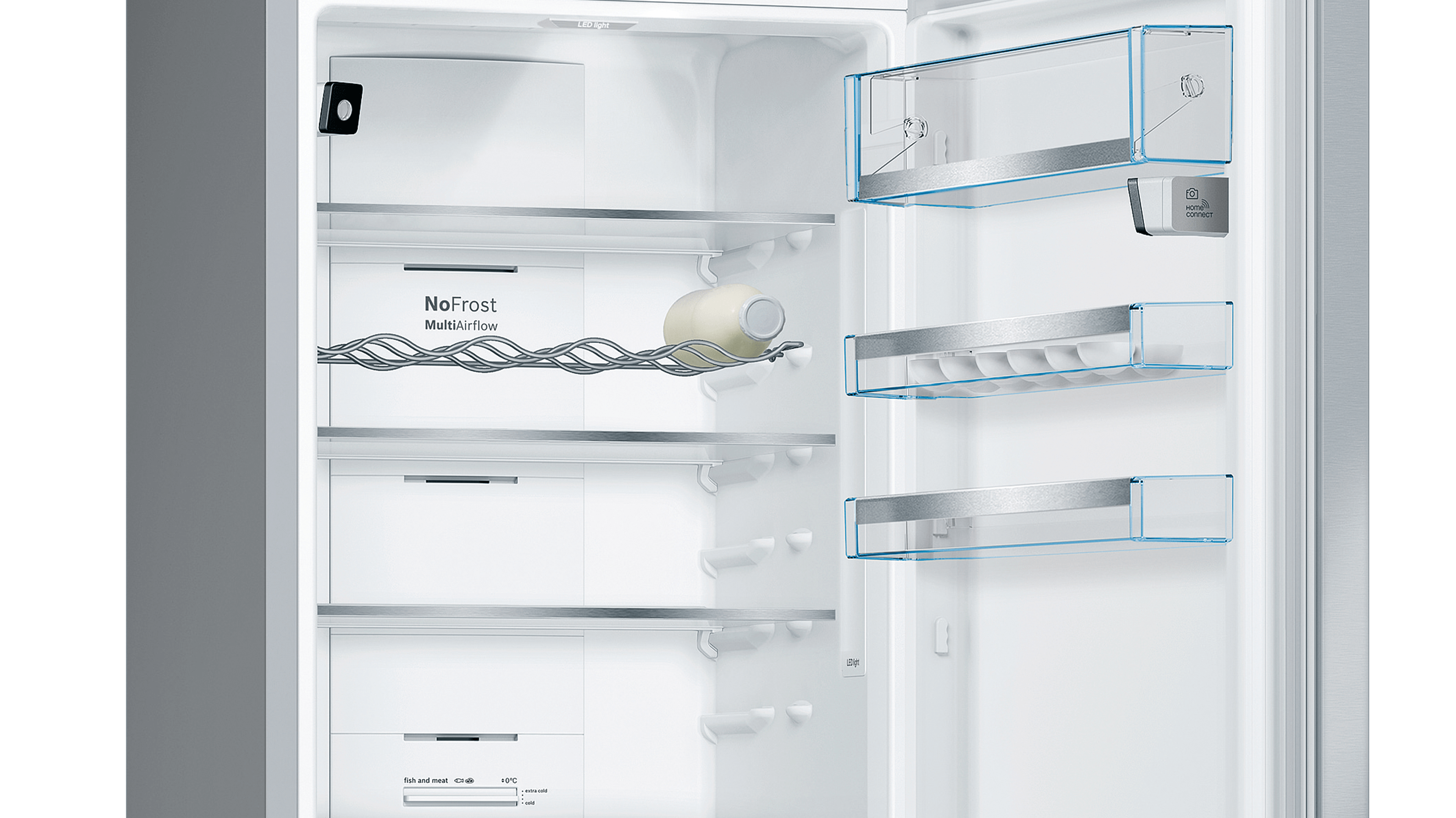 Interior del refrigerador con estantes, una botella y alimentos.