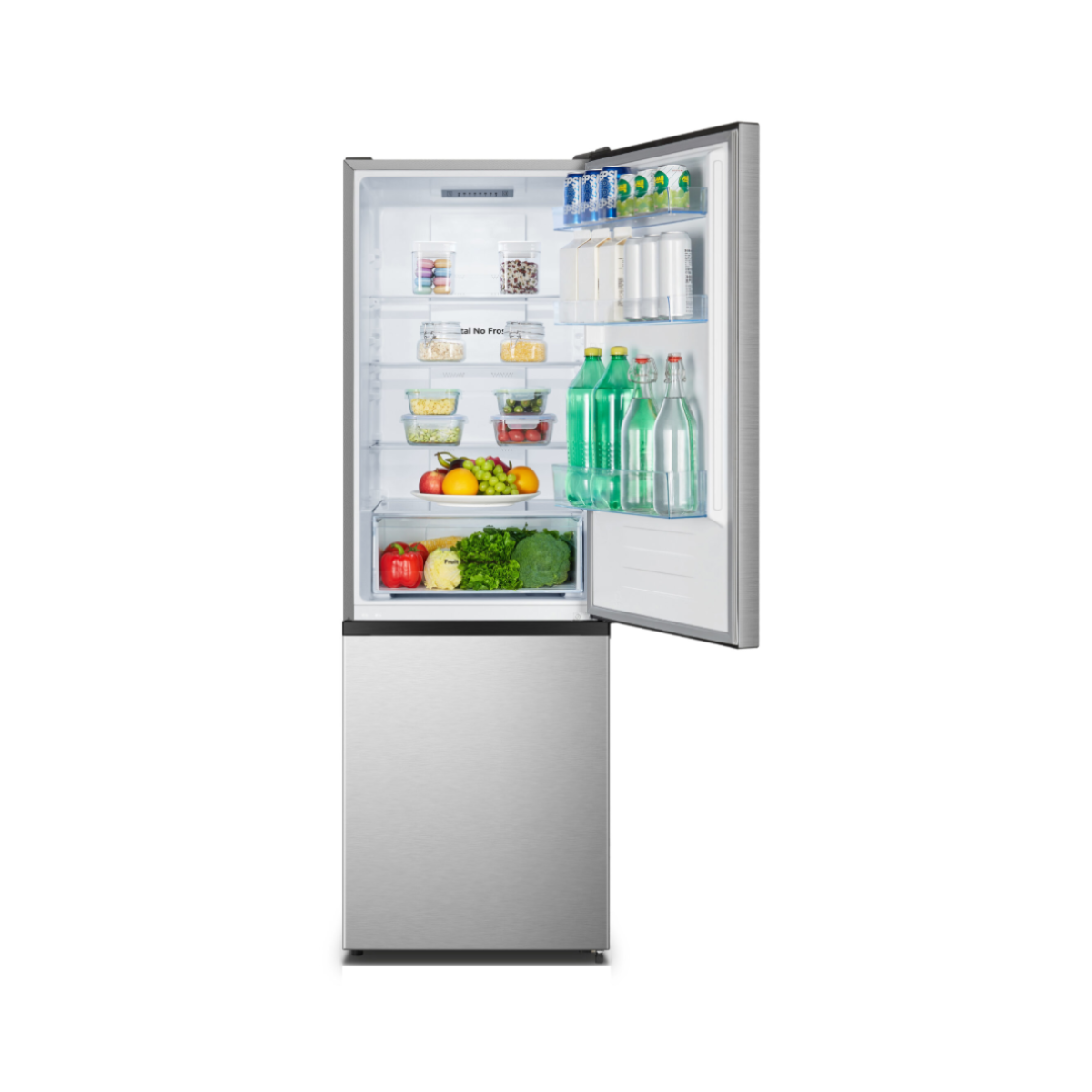 Un refrigerador con la puerta abierta muestra estantes llenos de comida y bebidas sobre un fondo blanco.