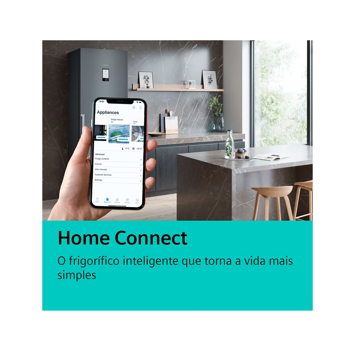 Person hält ein Telefon mit einer Smart-Home-App mit Kühlschrankeinstellungen.