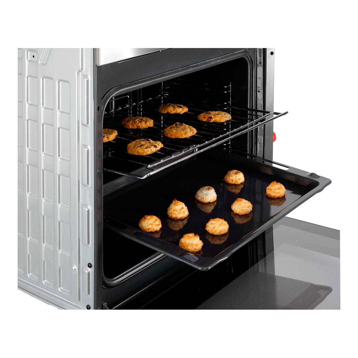 Horno abierto con dos rejillas de galletas. Bandeja negra con galletas delante.