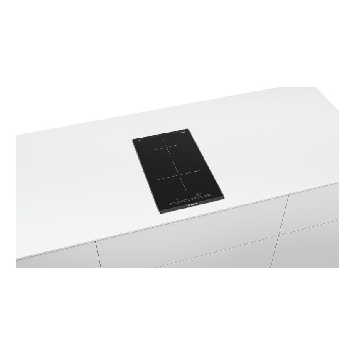 Czarna płyta indukcyjna wbudowana w białą powierzchnię. Białe tło.