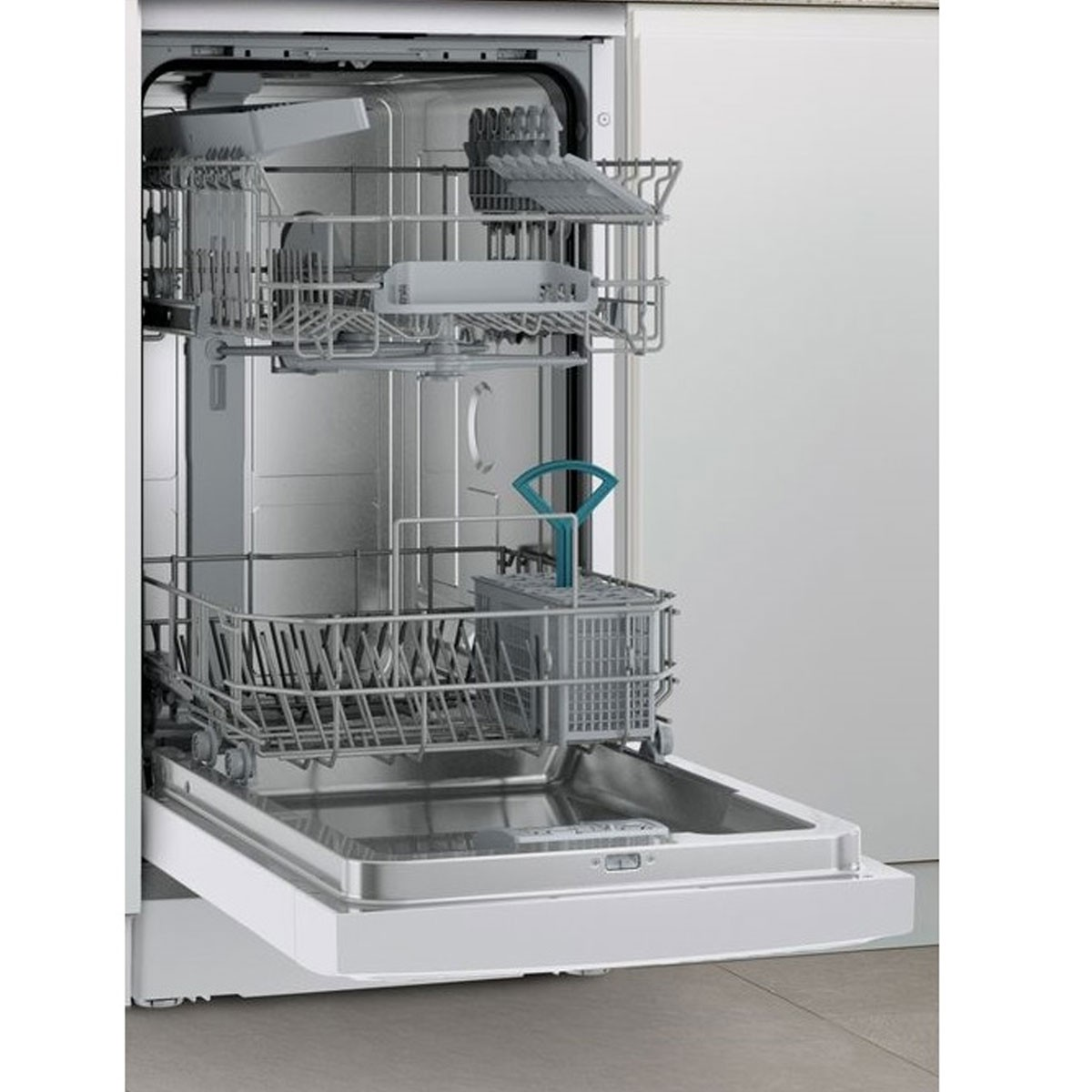 Otwarta zmywarka z koszami, we wnętrzu białej szafki kuchennej, widok wnętrza.