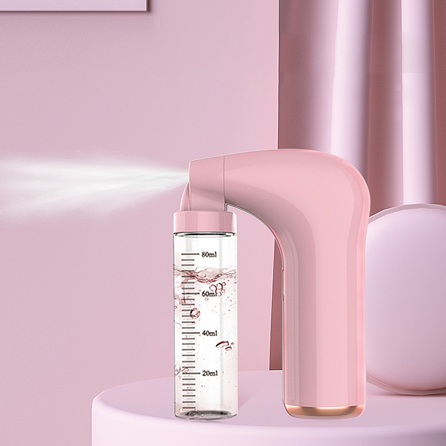 Botella rociadora rosa con un recipiente de agua transparente y marcas de medición.