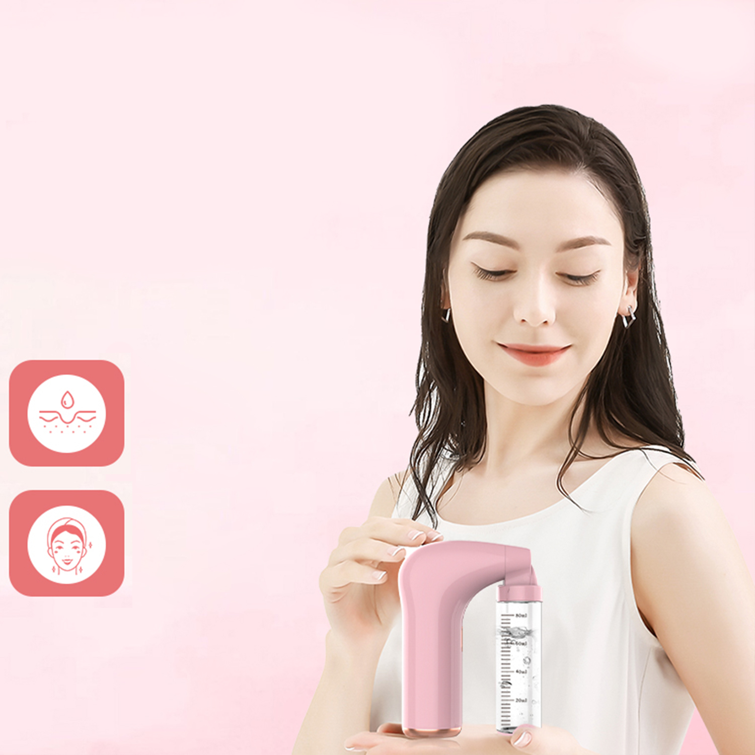 Mujer usando un dispositivo de spray facial rosa. Fondo blanco.