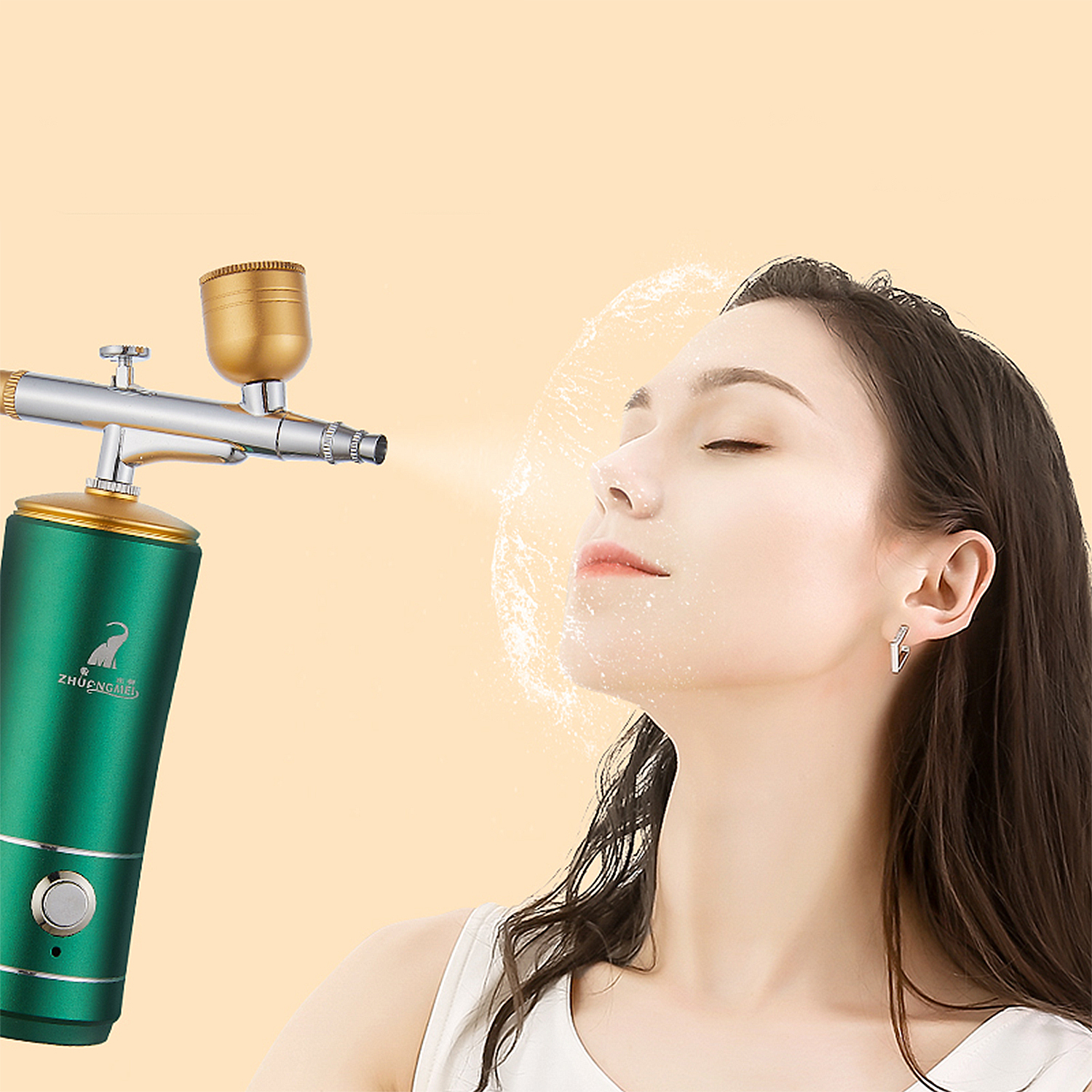 Mujer usando un aerógrafo verde en su rostro.