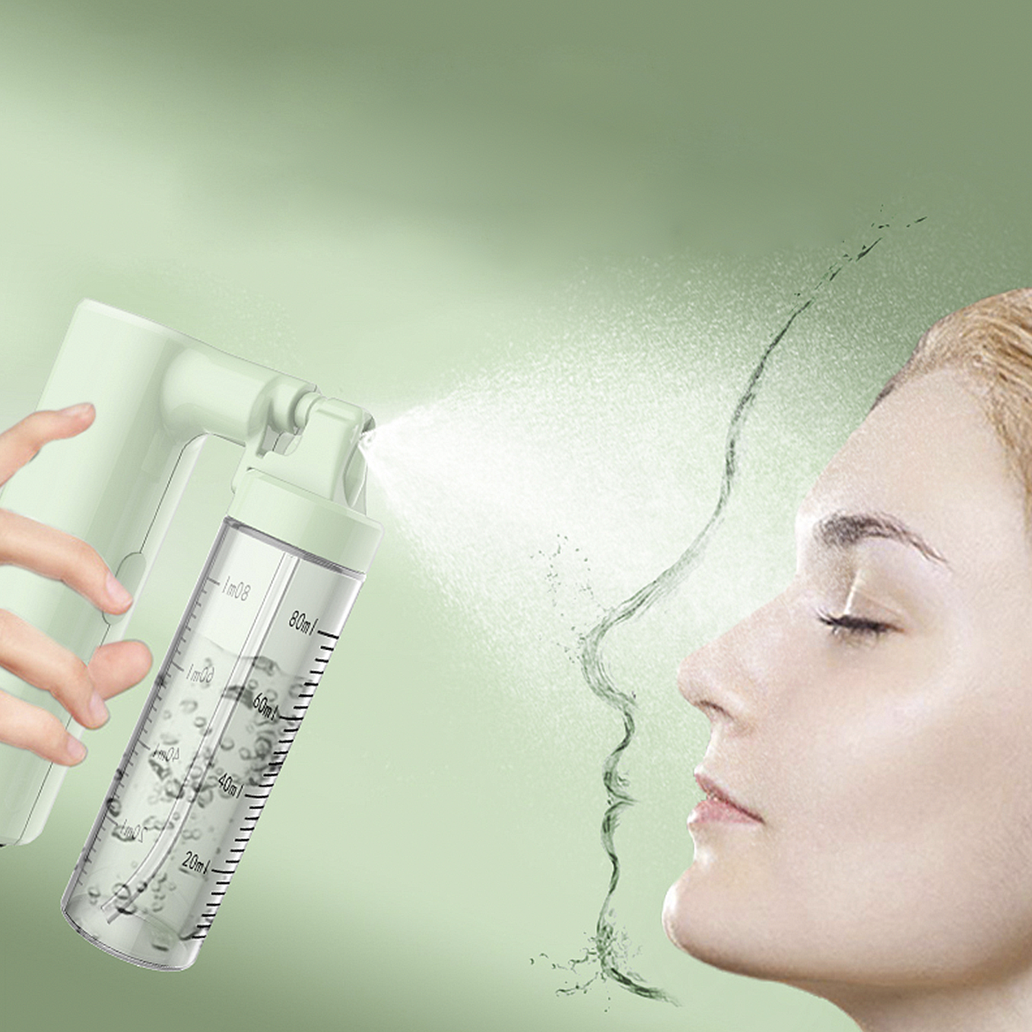 El rostro de una mujer siendo rociado con agua por un dispositivo verde. Enfoque en el rostro de la mujer.