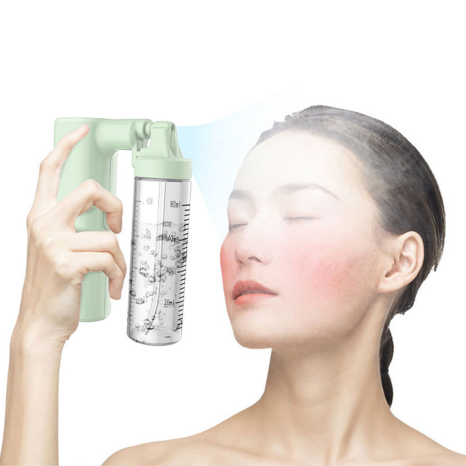 Mujer usando un pulverizador de niebla facial. El pulverizador se sostiene cerca de su rostro, ojos cerrados.