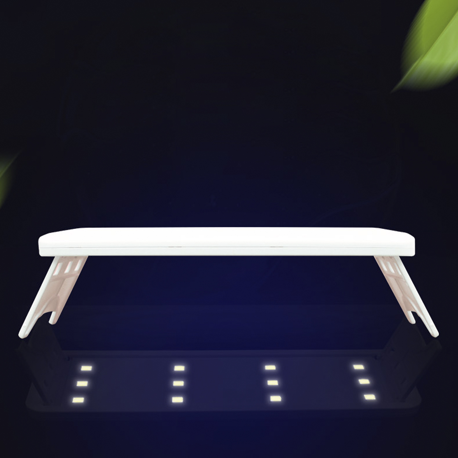 Lampada per unghie bianca, angolata, con luci a LED e base nera.
