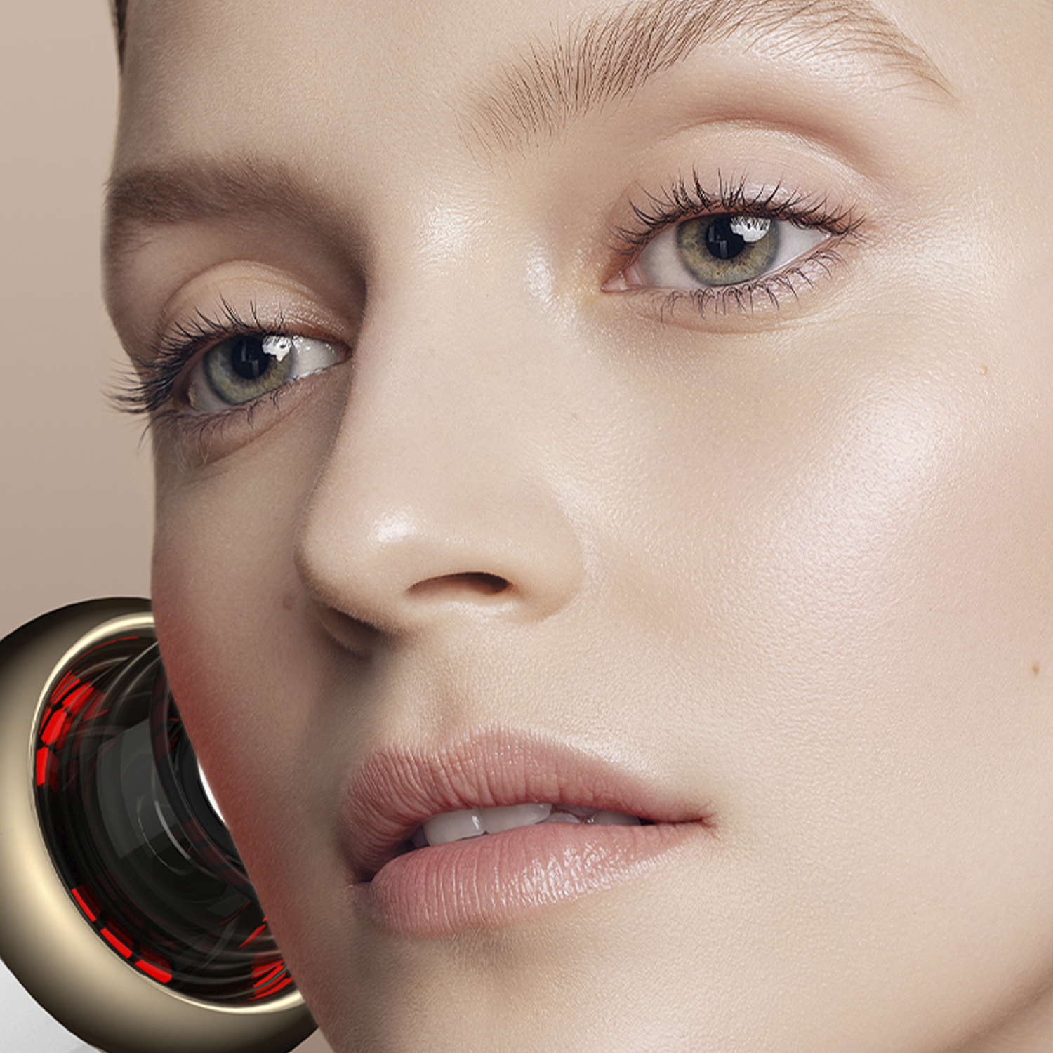 Primer plano del rostro de una mujer, con un dispositivo de belleza cerca de su mejilla.
