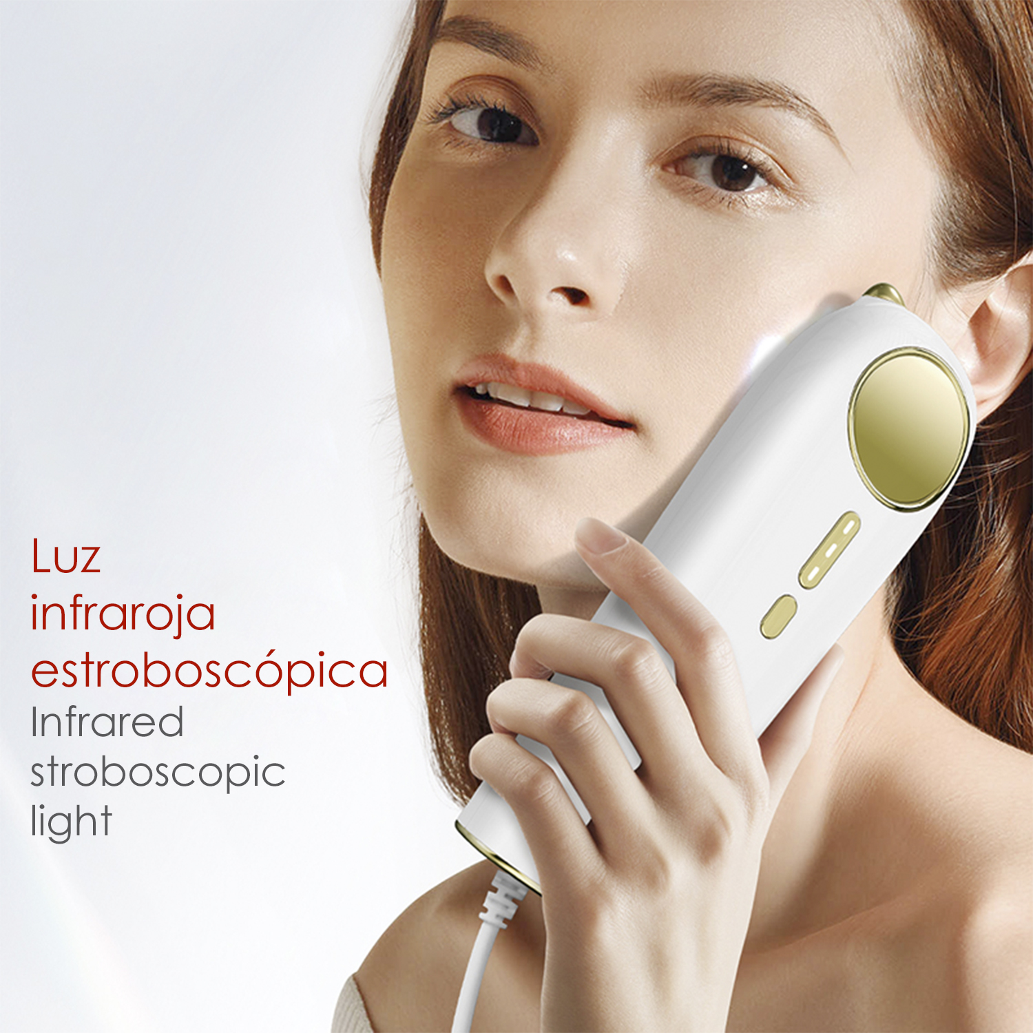 Mujer sostiene un dispositivo facial blanco, el texto dice Luz estroboscópica infrarroja.