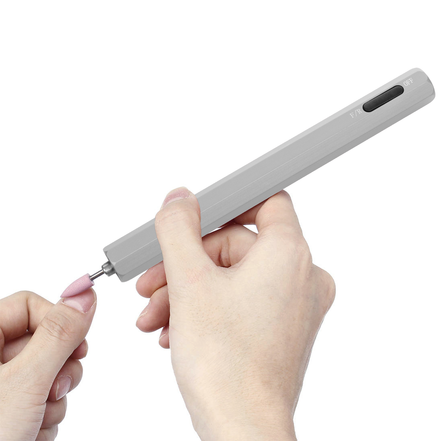 Mano che usa un trapano per unghie grigio su un'unghia con una punta rosa, sfondo bianco.