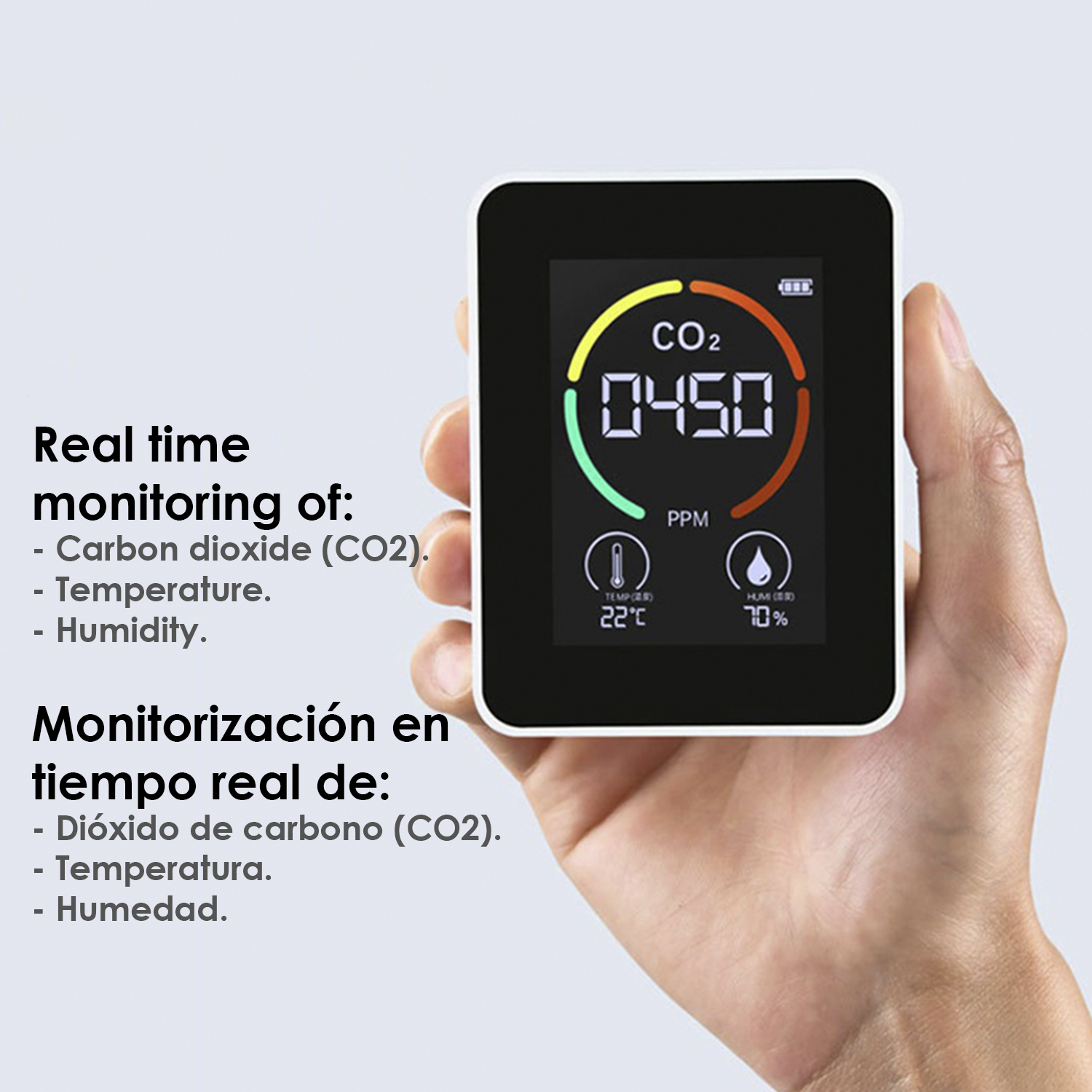 Un monitor di CO2, mostra livelli di CO2, temperatura e umidità in tempo reale. Mano.