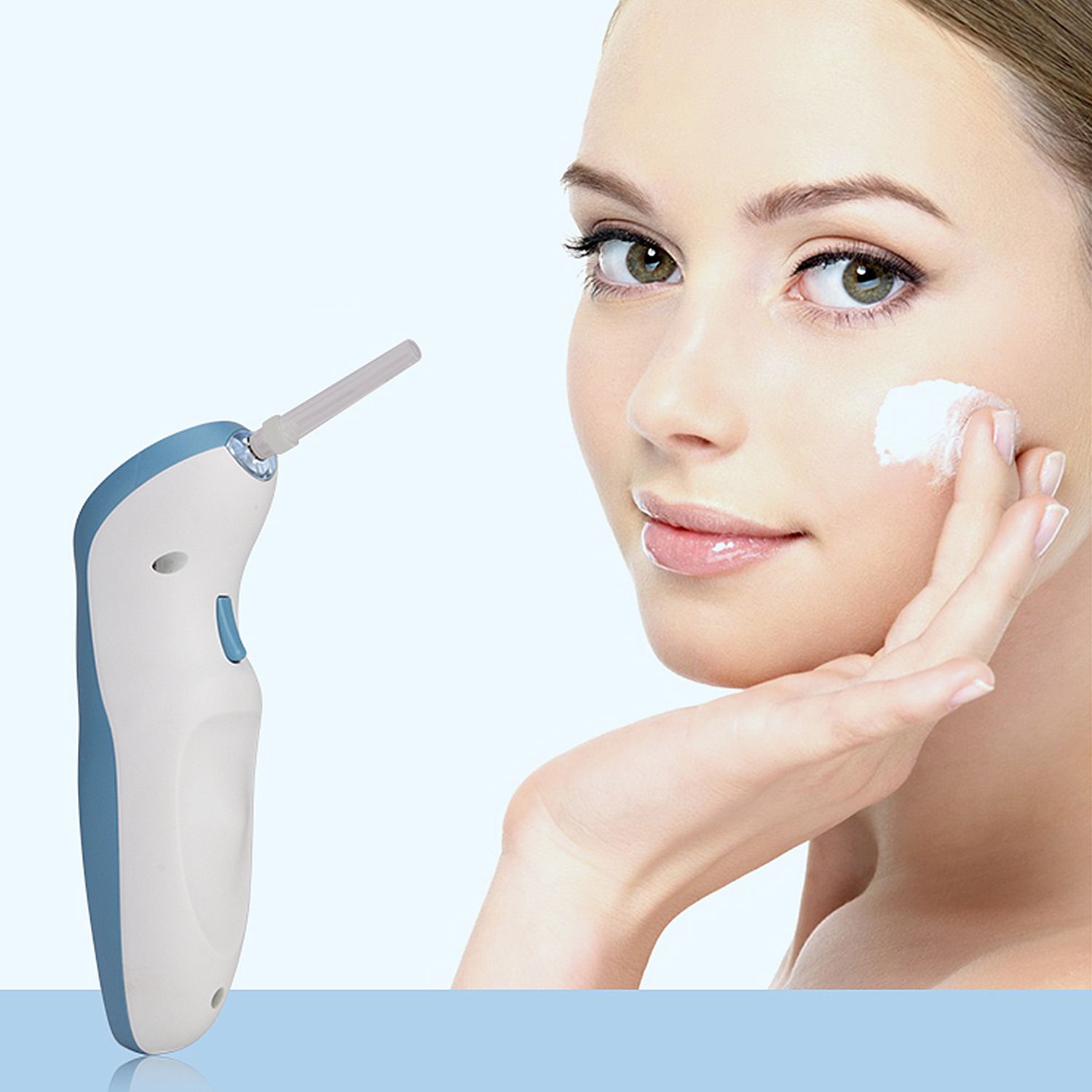 Mujer aplicándose cuidado de la piel con un dispositivo de mano y crema.