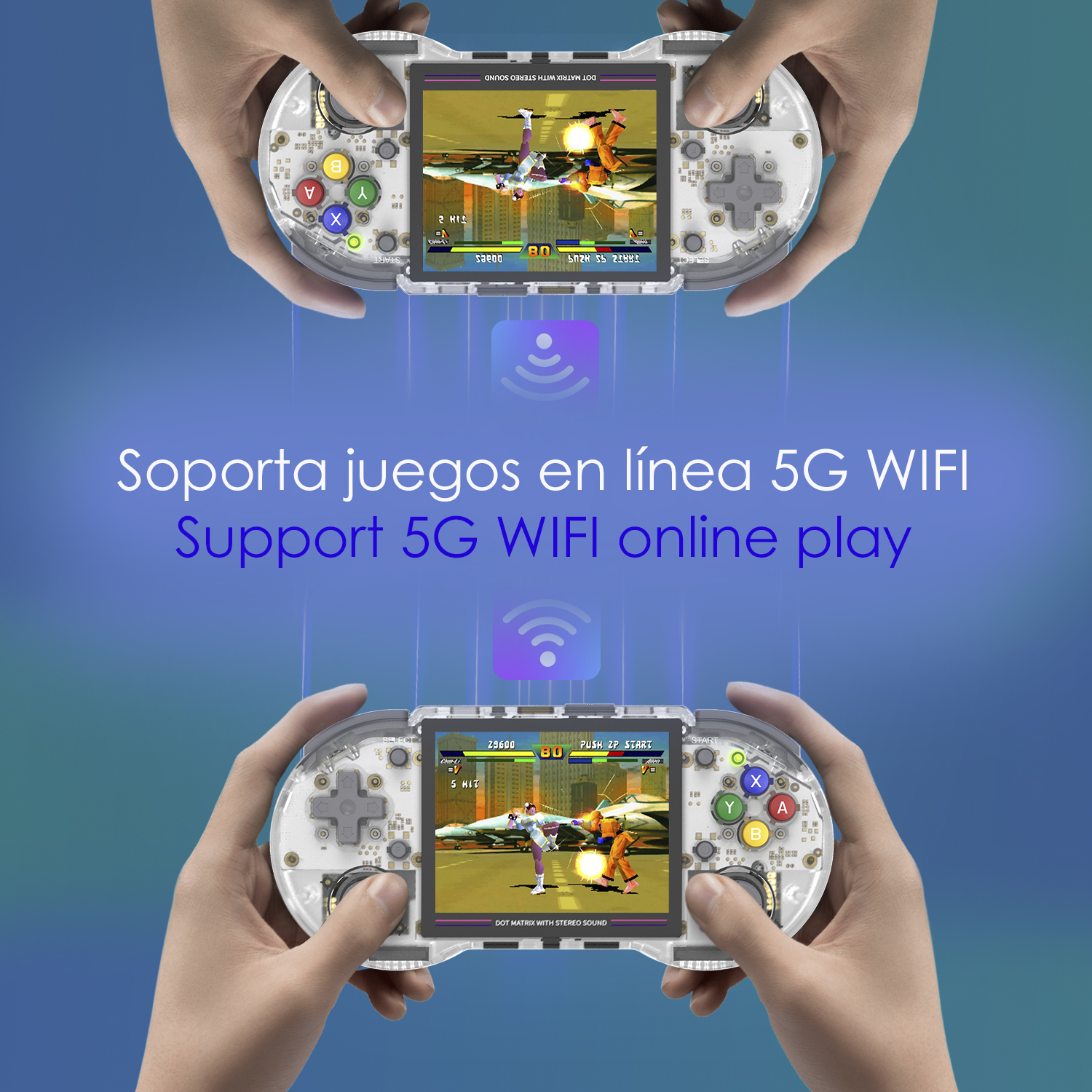 Due mani che tengono una console di gioco portatile retrò. Mostra una scena di gioco di combattimento.