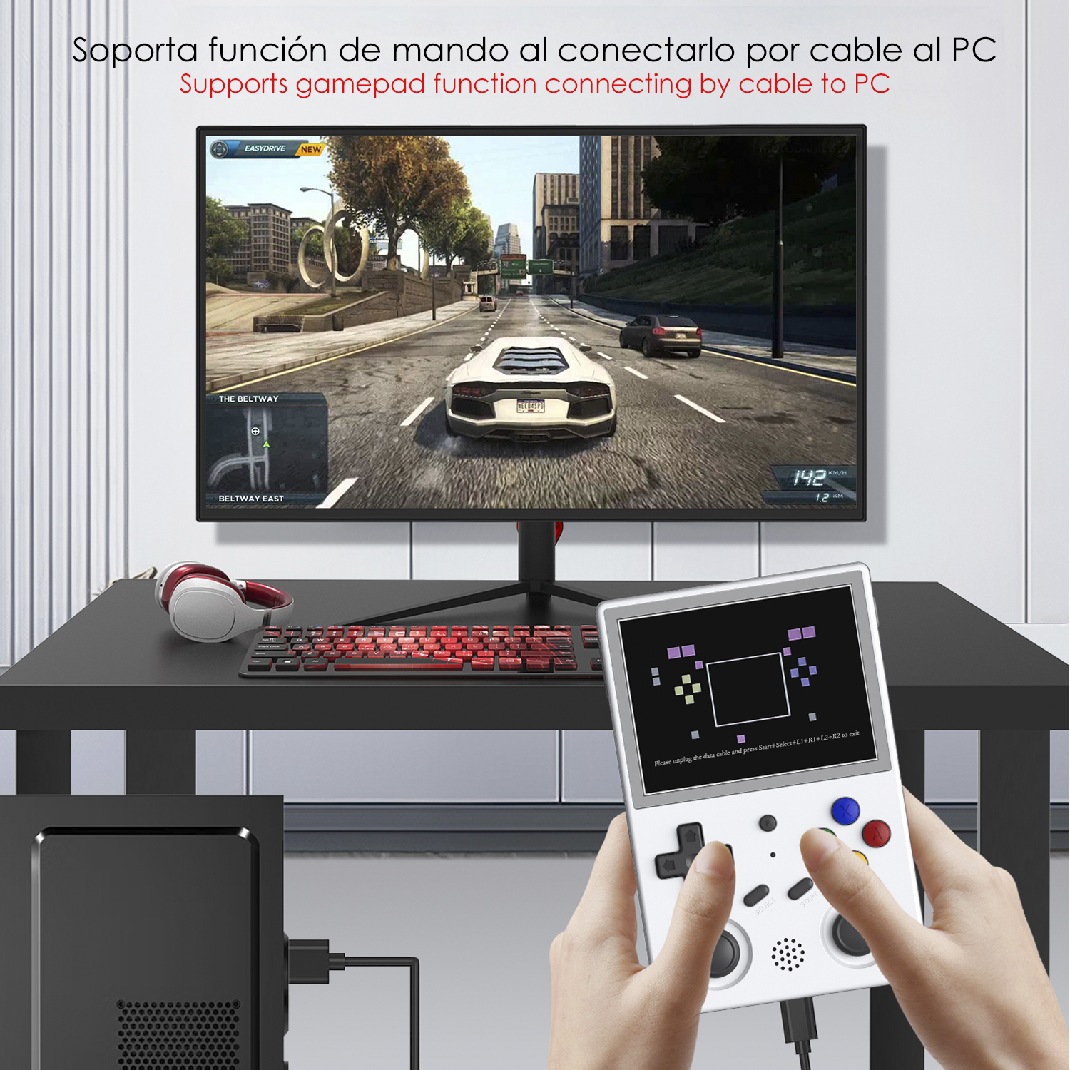 Una persona tiene in mano una console portatile bianca collegata a un monitor che mostra un gioco di corse.