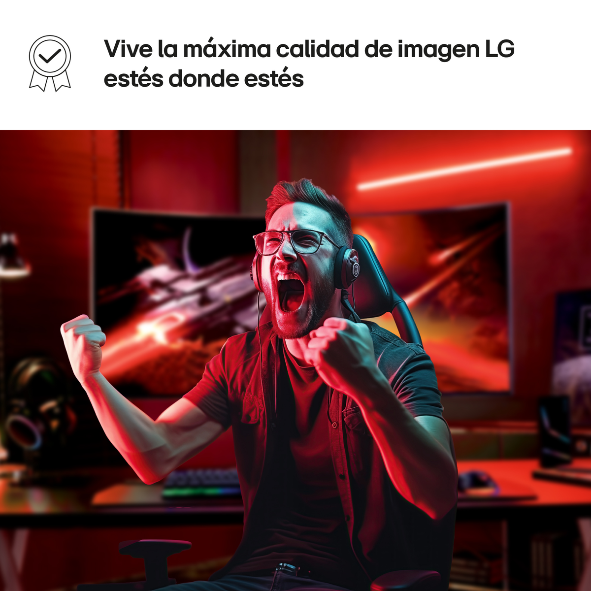 Mężczyzna ogląda mecz na dużym ekranie, wiwatuje, czerwone i czarne oświetlenie.