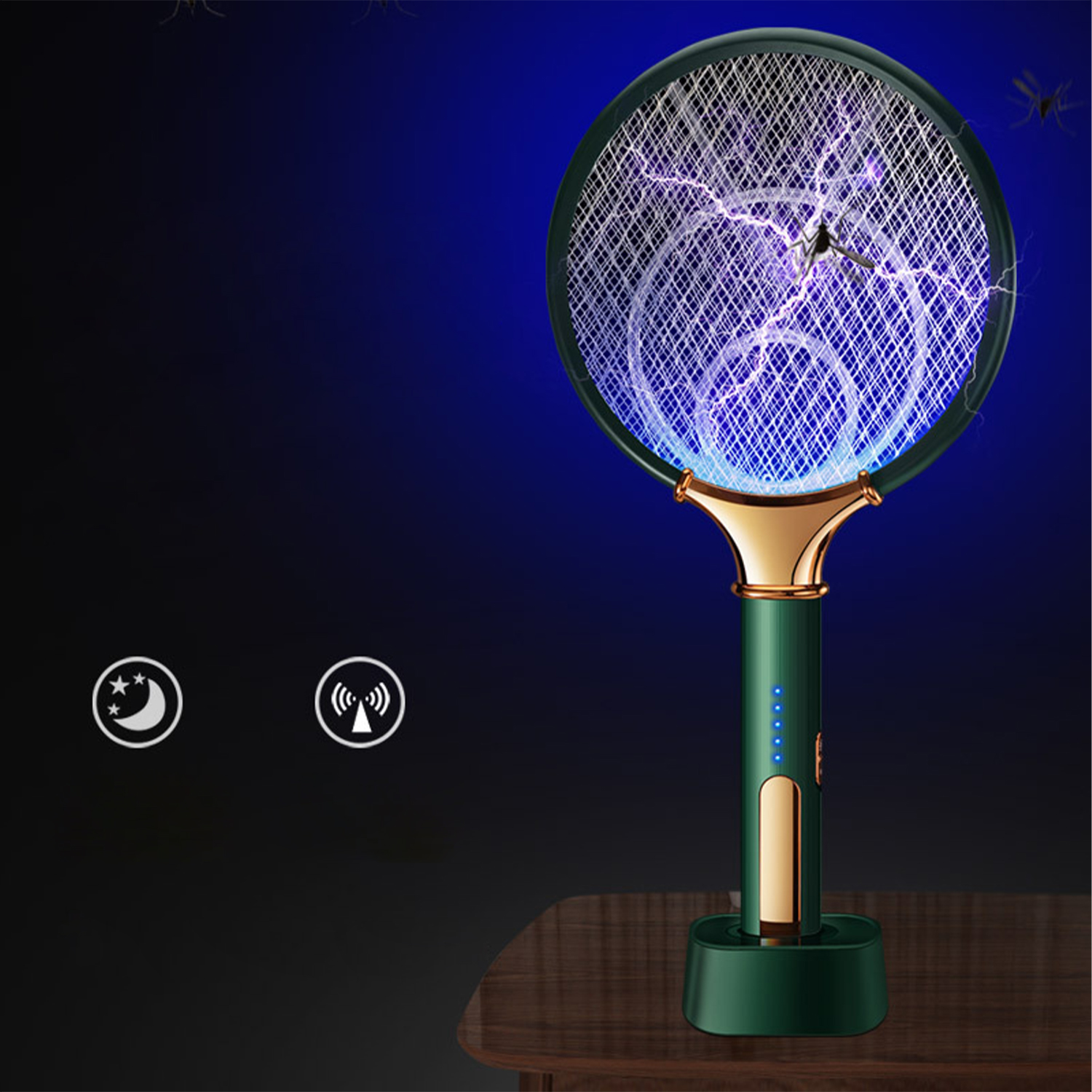 Raqueta eléctrica mata mosquitos negra con brillo azul, apoyada en un soporte. Fondo oscuro.