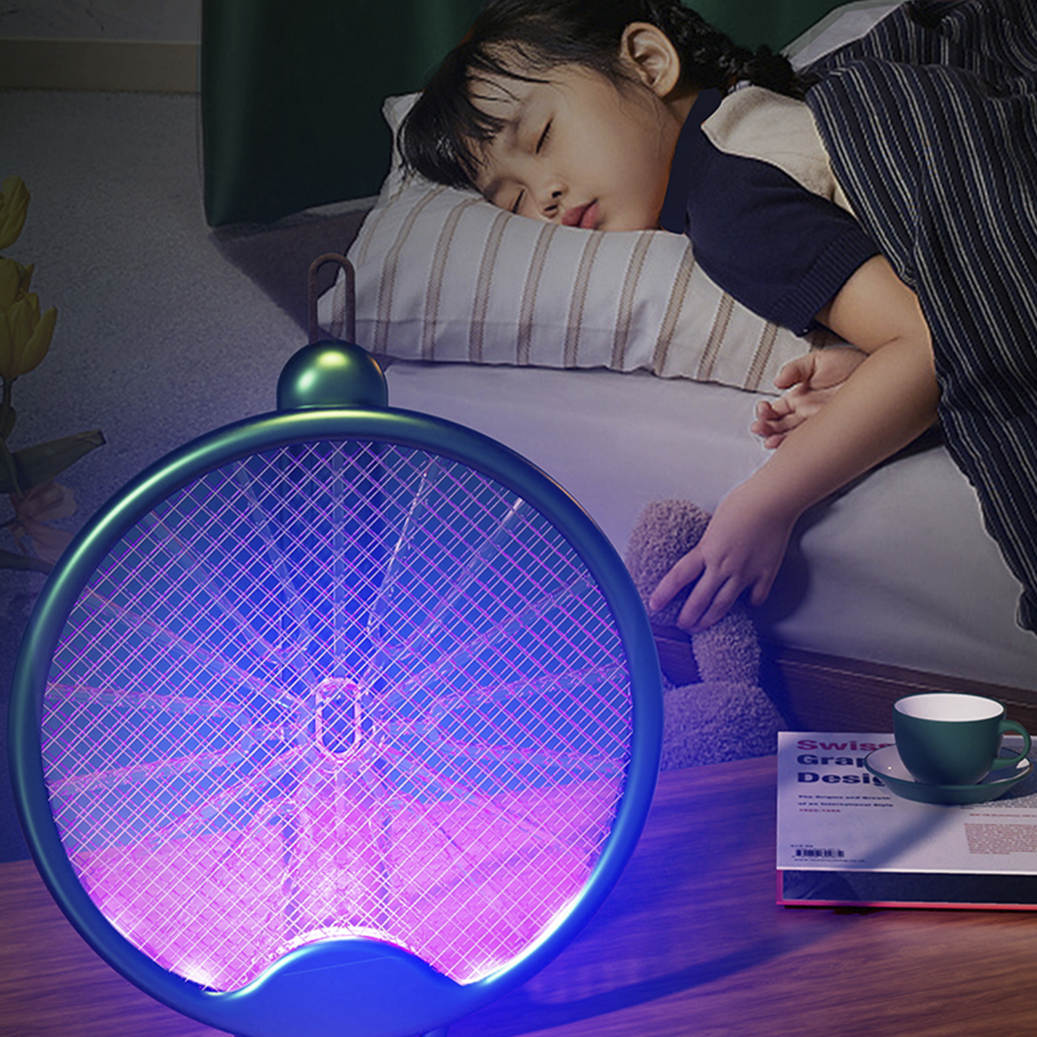 Una niña duerme cerca de una lámpara matamoscas. La lámpara brilla en púrpura y azul.