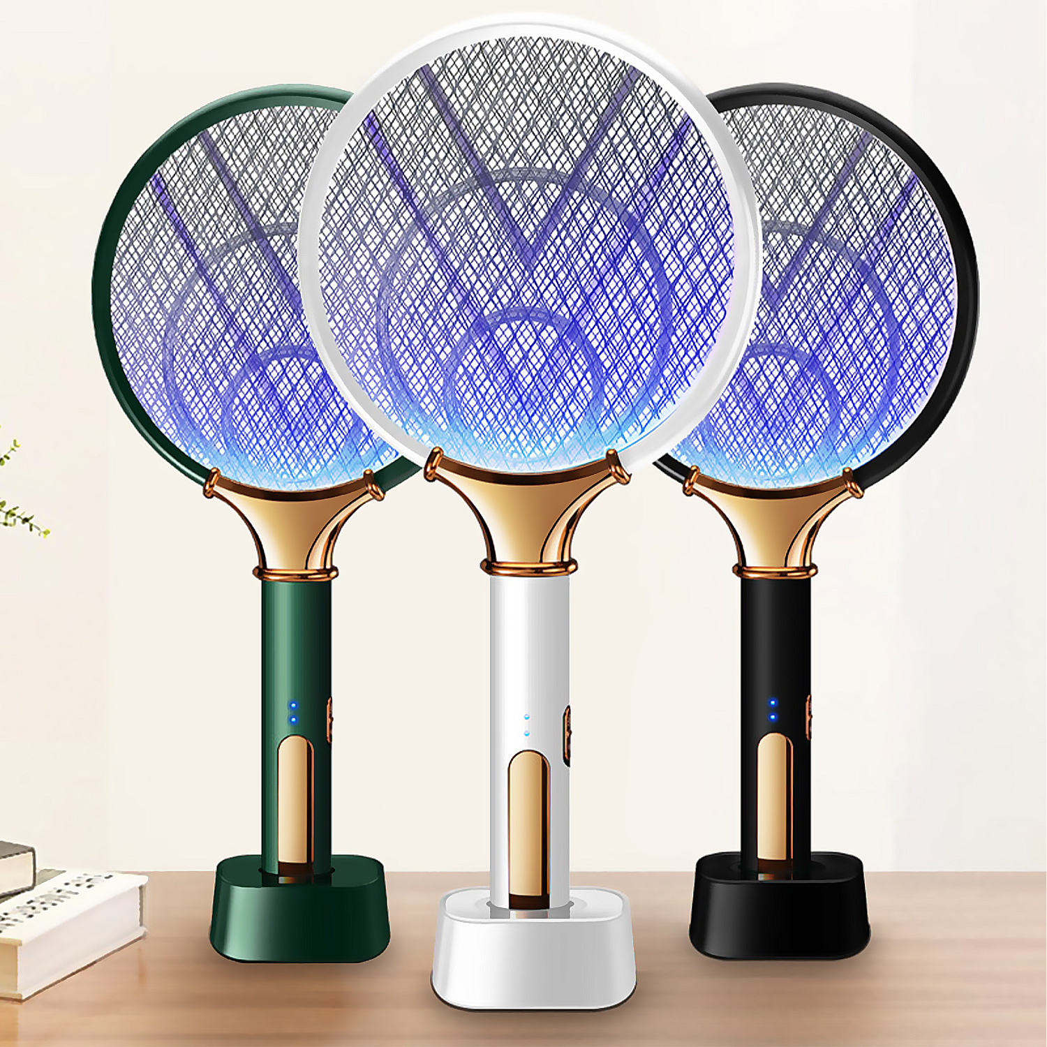 Tres matamoscas eléctricos, verdes, blancos y negros, con luz azul.