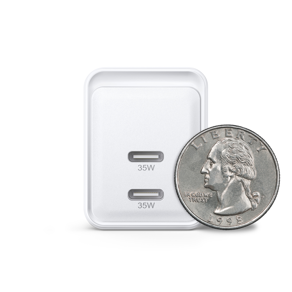 Un adaptador de corriente blanco con dos puertos de 35W junto a una moneda de 25 centavos de dólar. El adaptador es blanco.