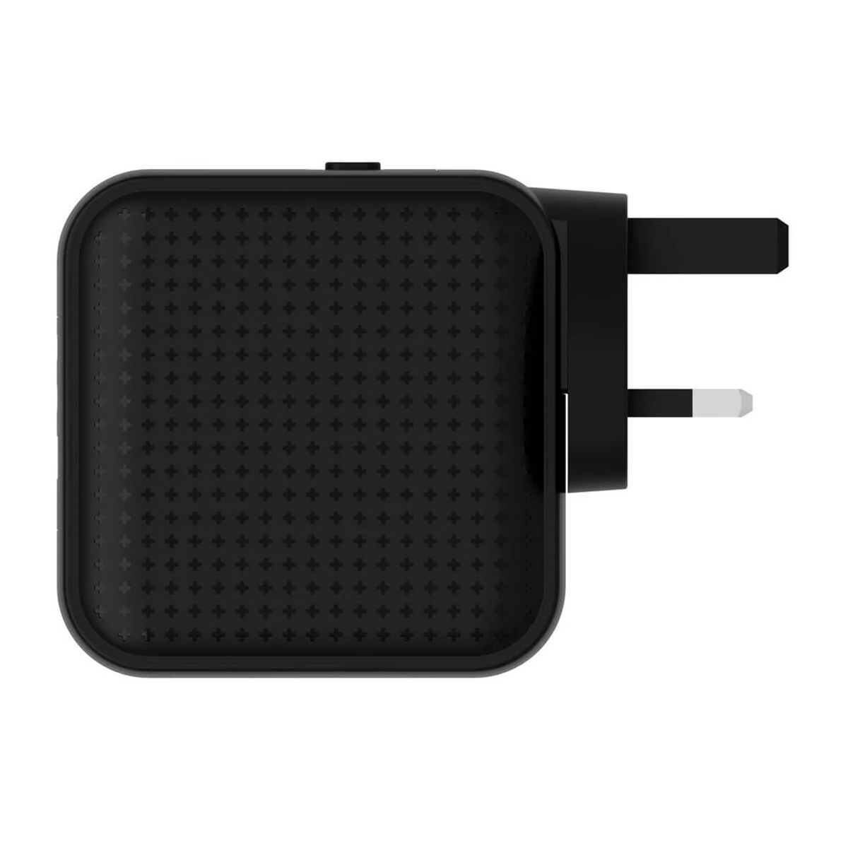 Un adaptador de enchufe negro con un enchufe del Reino Unido, sobre un fondo blanco. El adaptador tiene una superficie texturizada.
