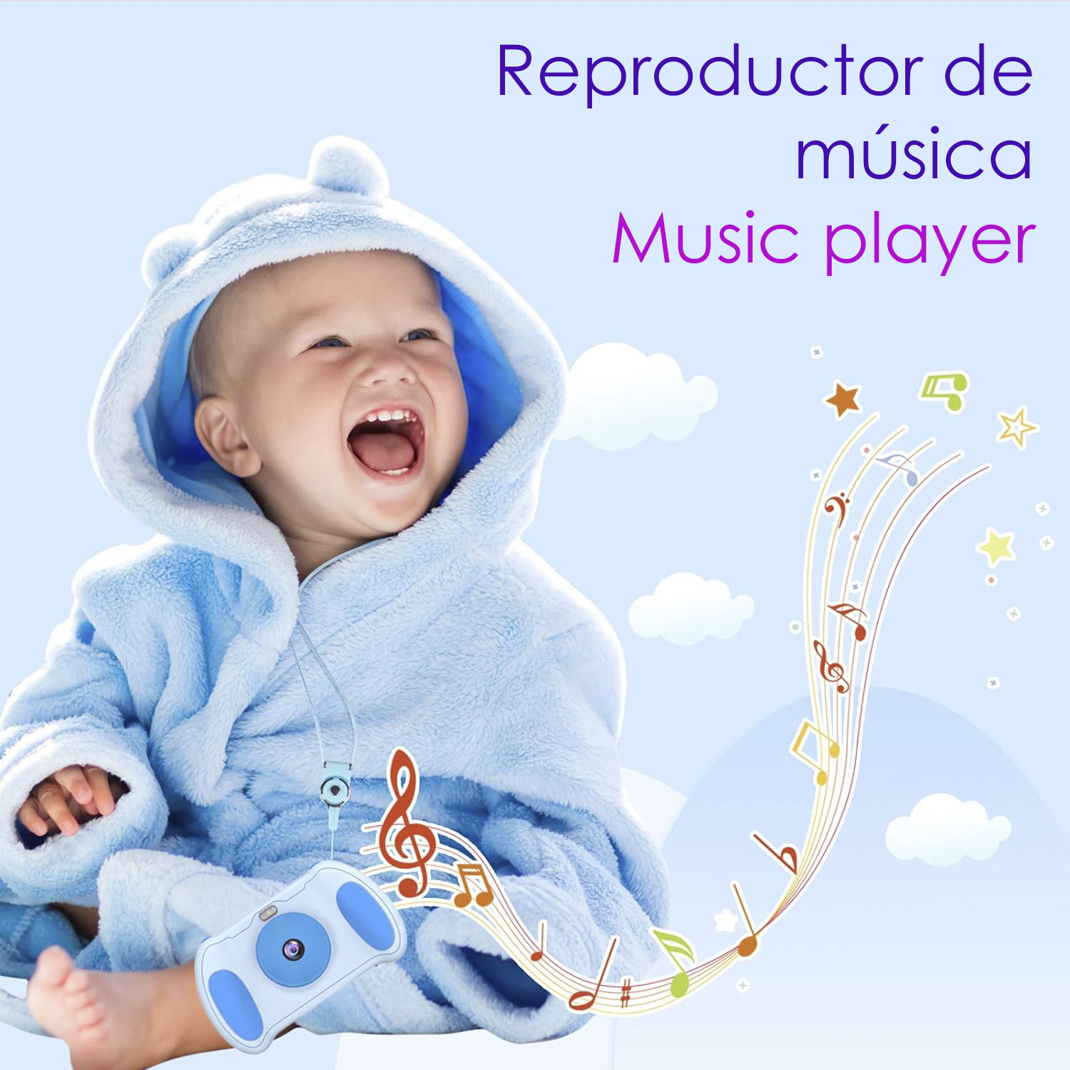 Glückliches Baby in einem blauen Bademantel mit einem Spielzeug-Musikplayer.