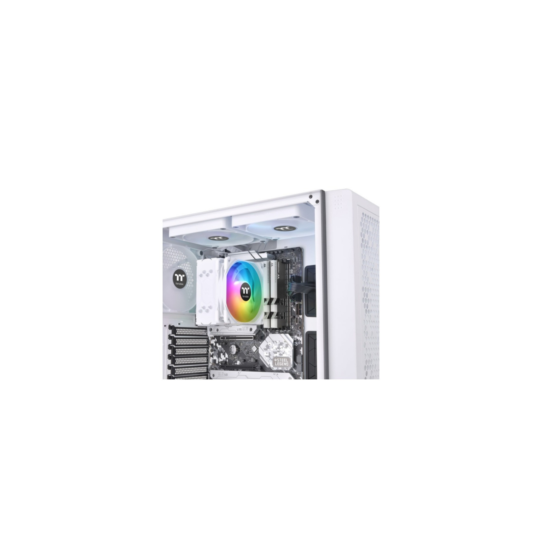 All'interno di un case di computer bianco, un dissipatore CPU con ventola arcobaleno e componenti del computer.