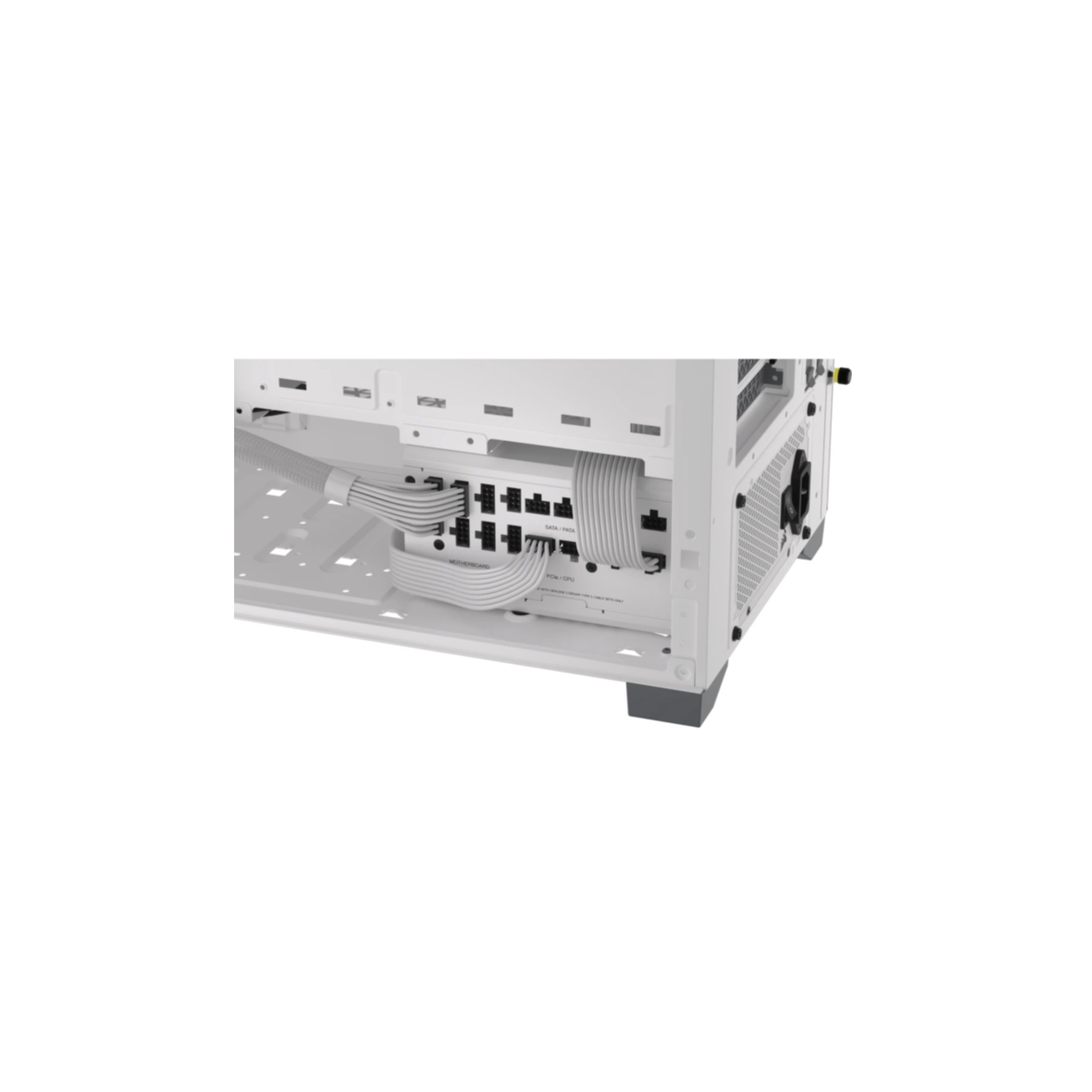 Wnętrze białej obudowy komputera, pokazujące tylny panel z prowadzeniem kabli.