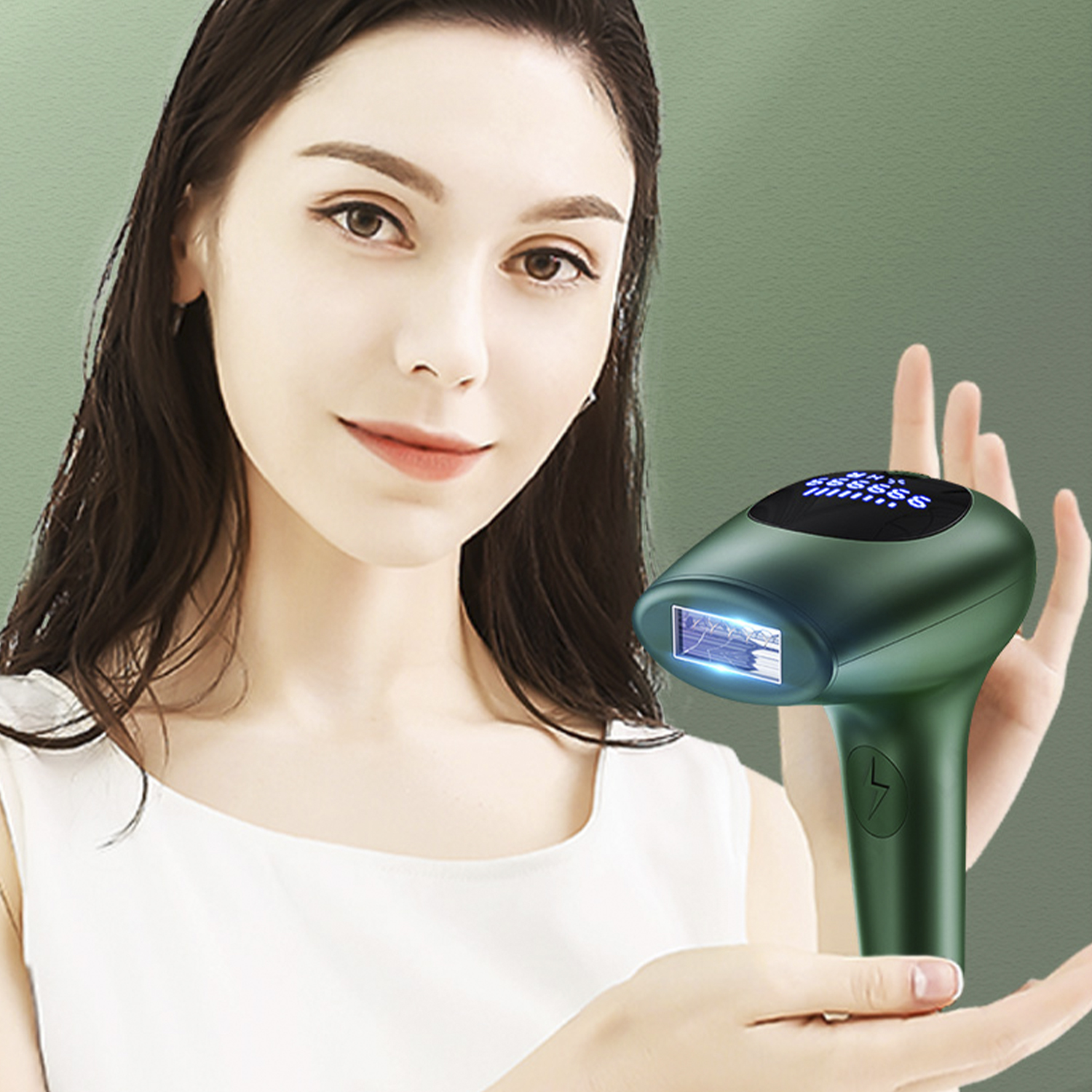 Eine Frau, die ein grünes Laser-Haarentfernungsgerät mit Bildschirm vor grünem Hintergrund hält.