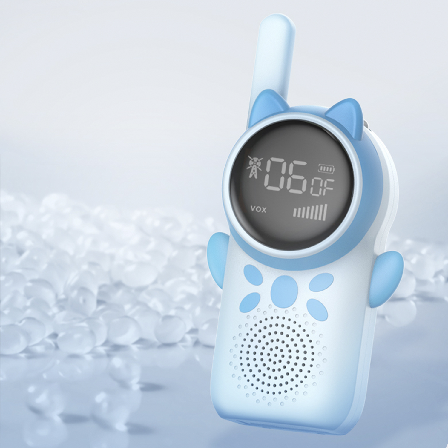 Un monitor para bebés azul y blanco con orejas de gato.