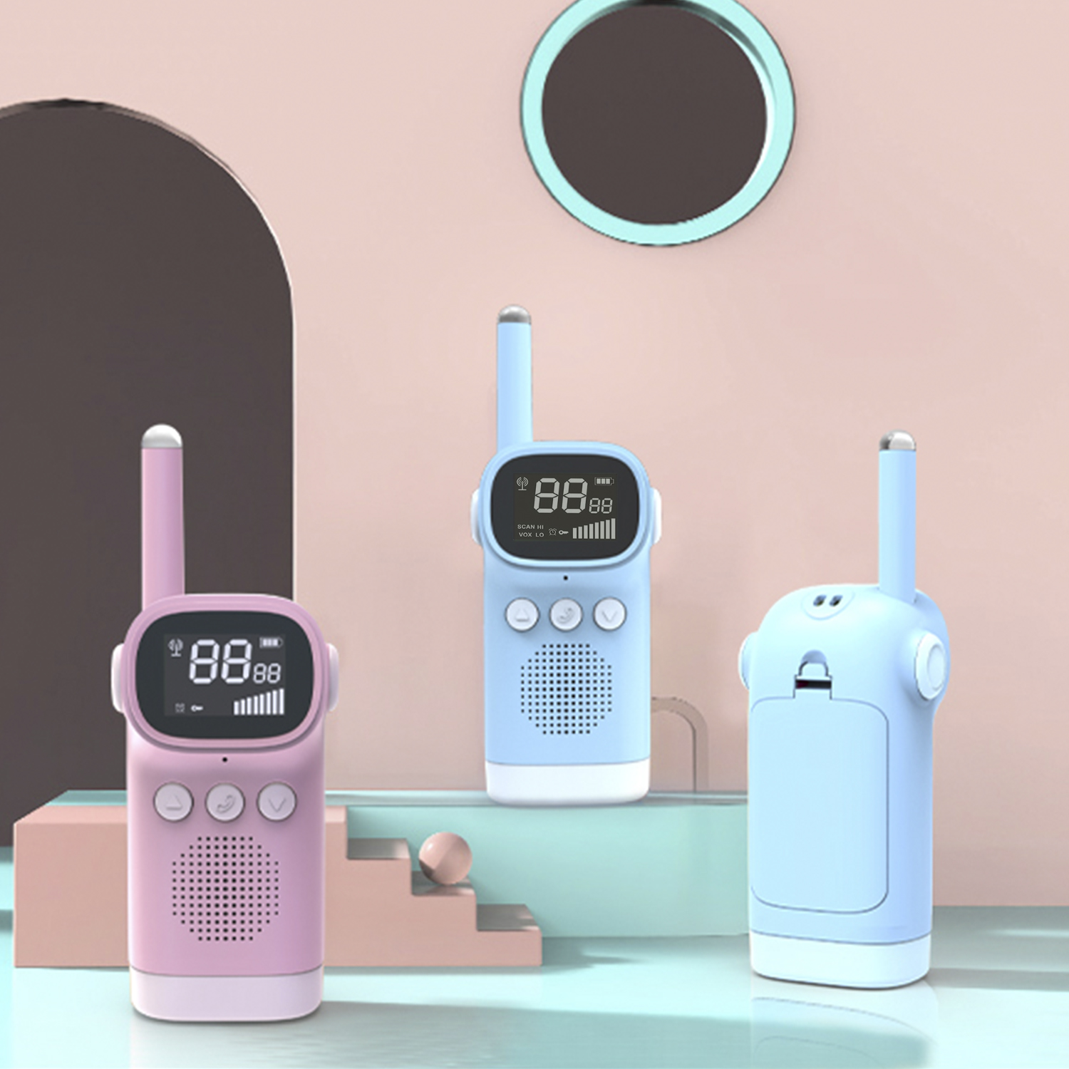 Tre walkie-talkie colorati su sfondo rosa e blu, con display digitali.