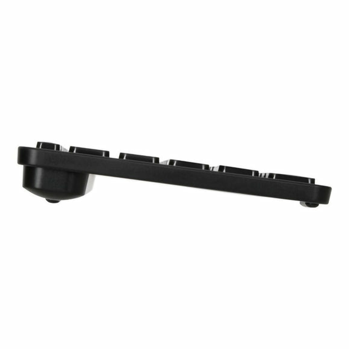 Schwarze Tastatur, schräge Ansicht, zeigt die Unterkante mit einem kleinen Fuß.