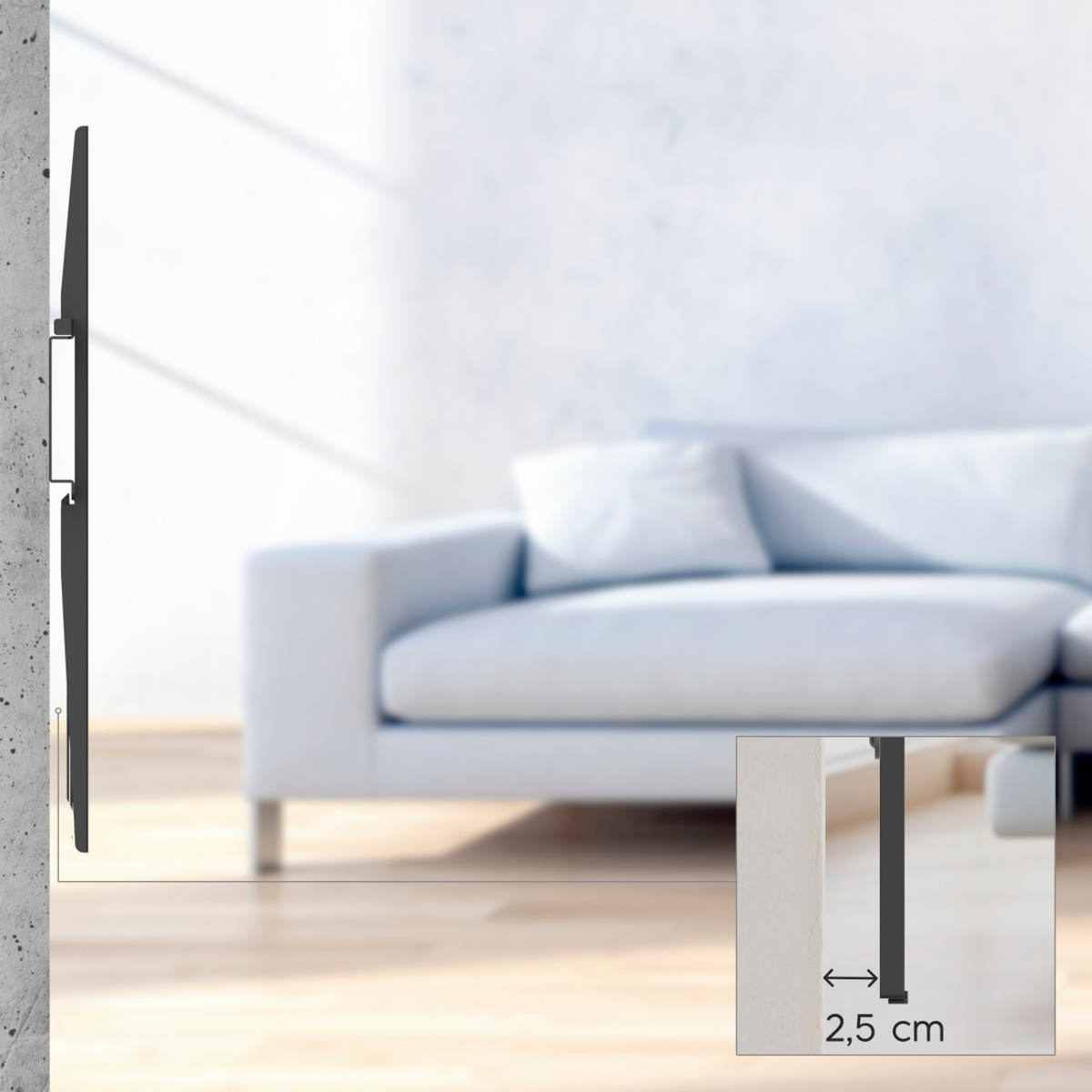 Un televisor negro está montado en una pared. Un sofá está al fondo. Se muestra un detalle de 2,5 cm.