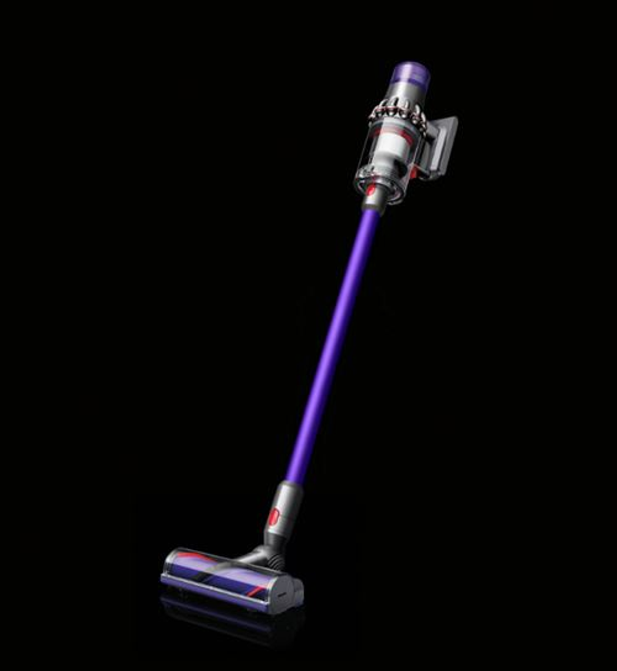 Fioletowo-srebrny odkurzacz. Jest ustawiony pod kątem, z czarnym tłem.