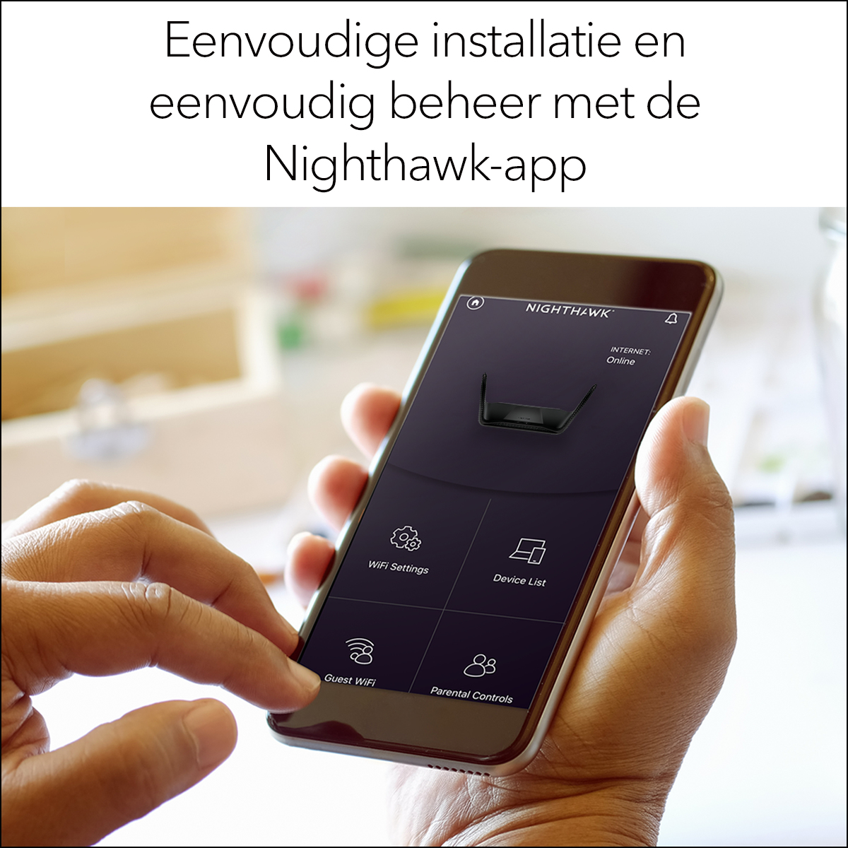 Osoba korzystająca ze smartfona z interfejsem aplikacji Nighthawk. Telefon jest ostry.