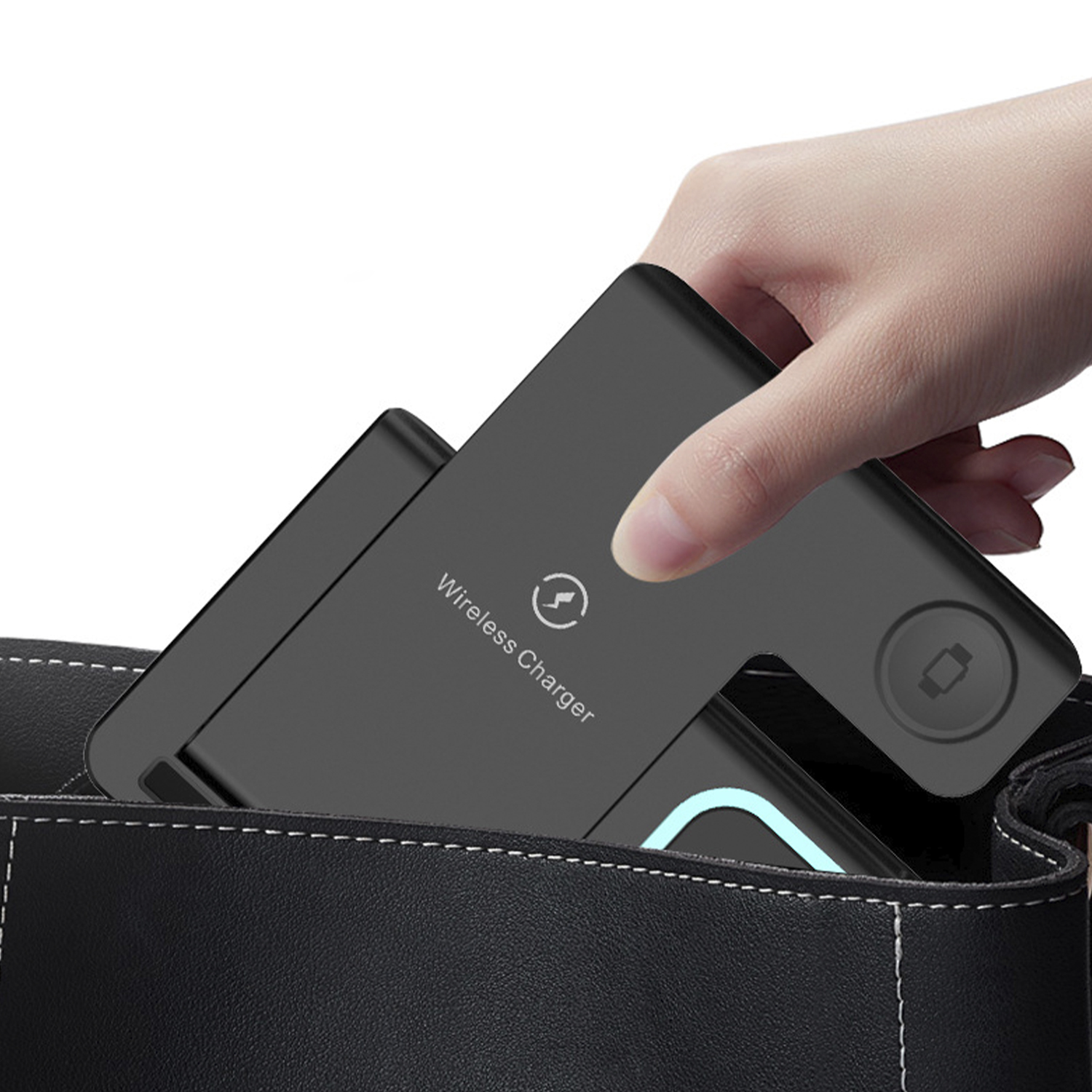 Una mano sta tirando fuori un caricabatterie wireless da una borsa nera.